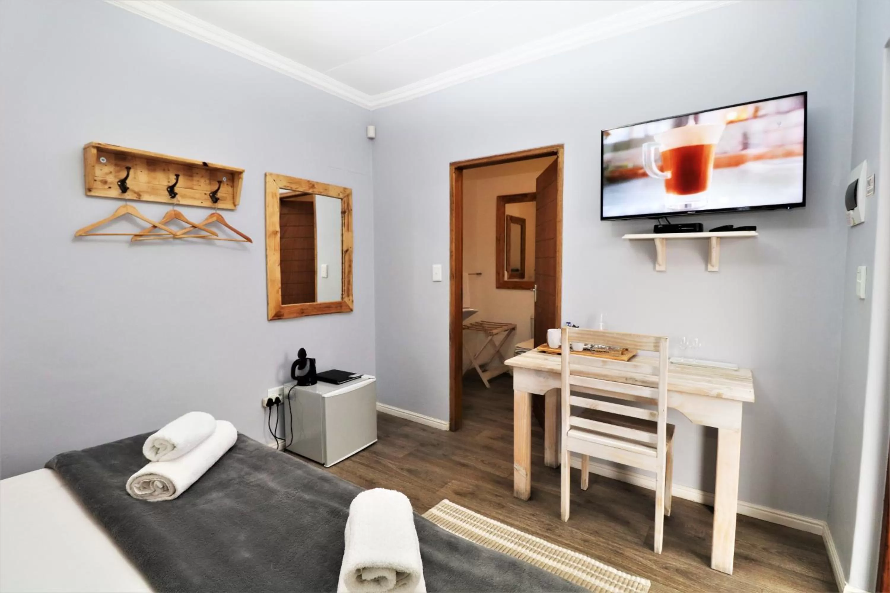 Bathroom, TV/Entertainment Center in Tiende Laan Bed & Breakfast and Self-Catering