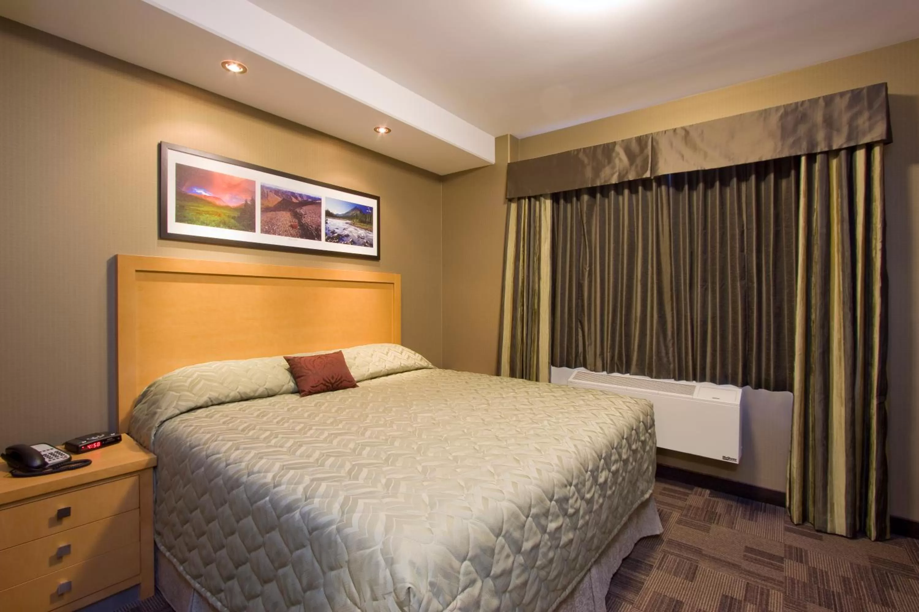 Bed in Woodlands Inn & Suites