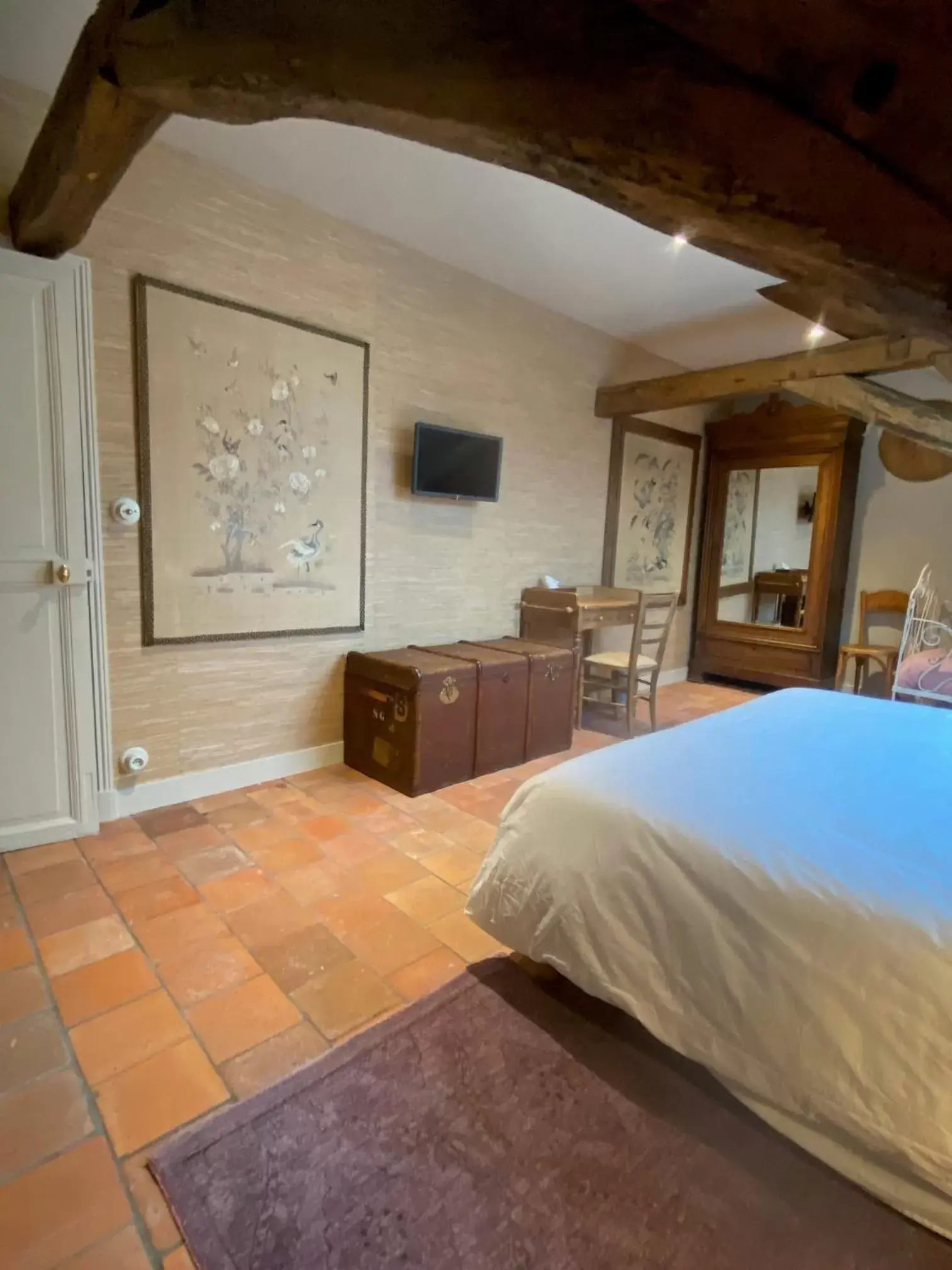 Bed, TV/Entertainment Center in La Gironnerie