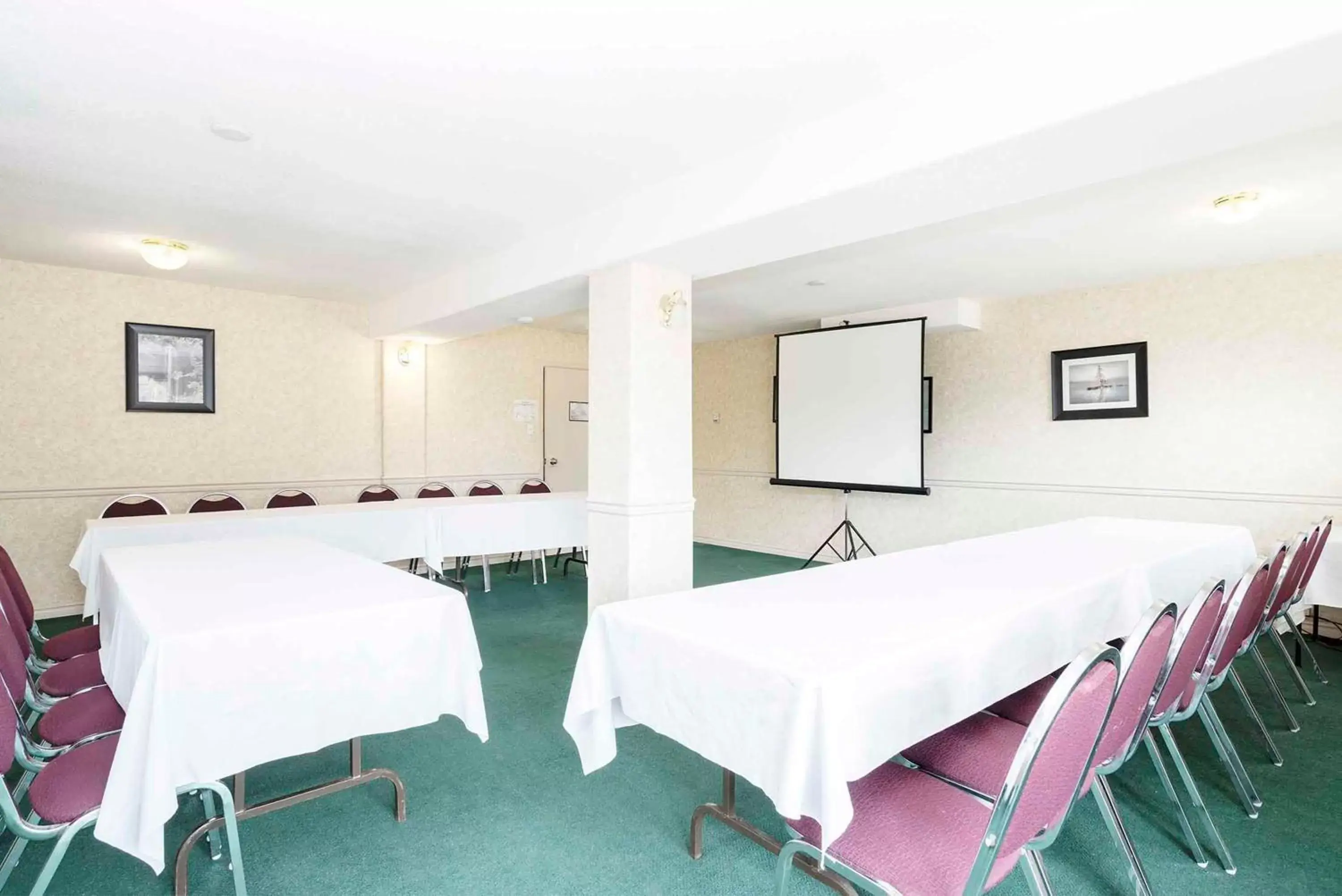 Meeting/conference room in Sandman Inn Smithers