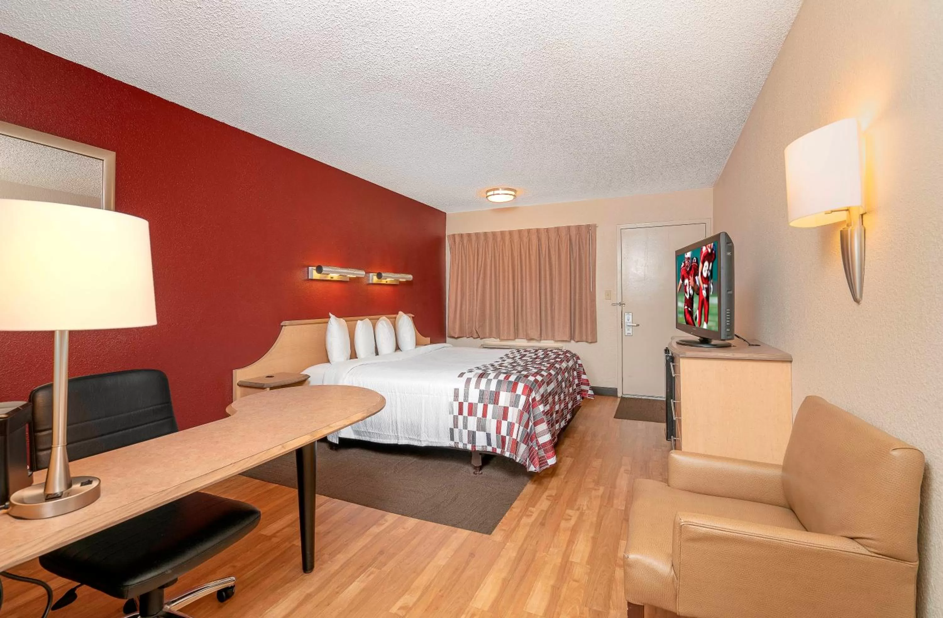 Photo of the whole room, Bed in Red Roof Inn Detroit - Roseville St Clair Shores