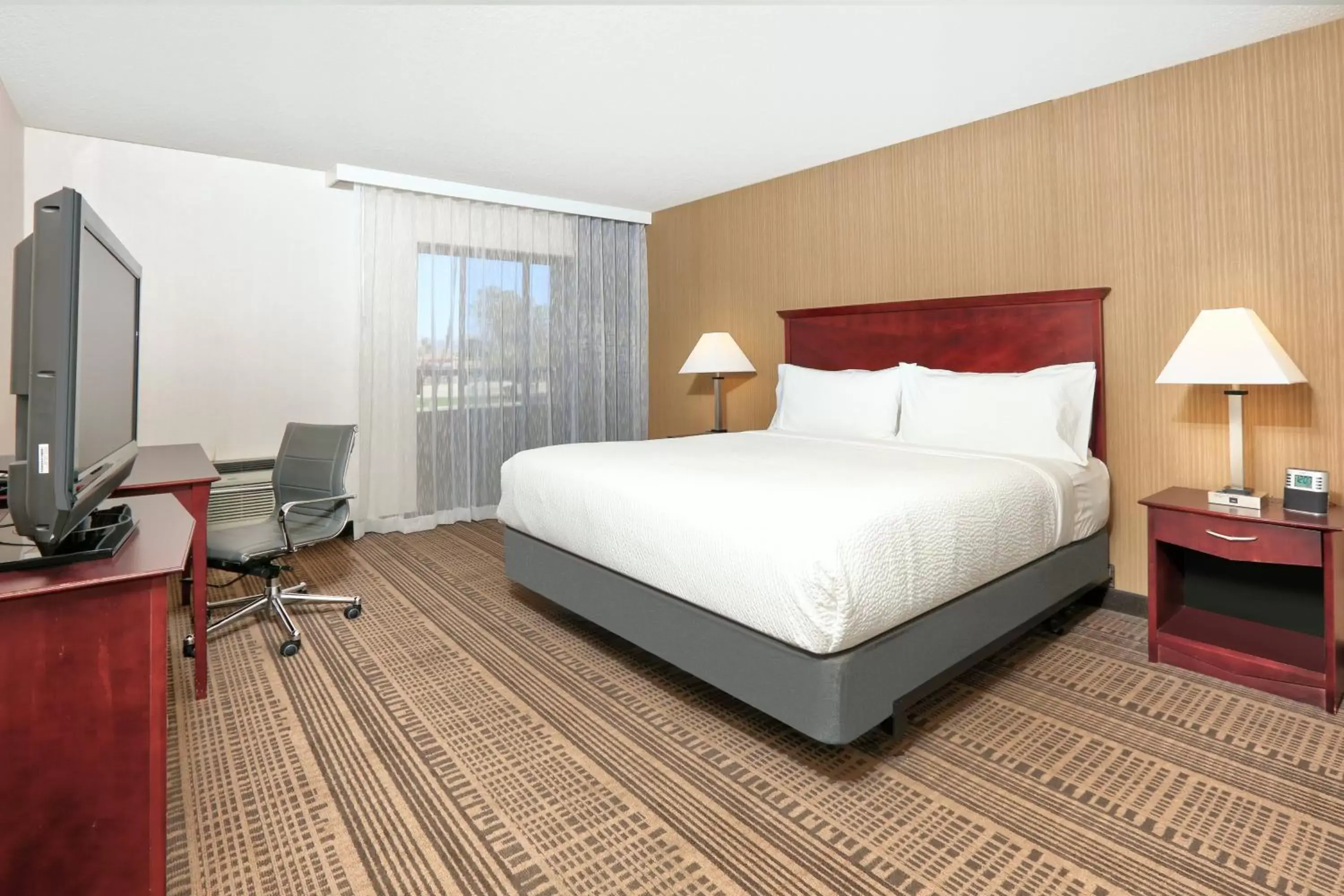 Photo of the whole room, Bed in Holiday Inn & Suites Santa Maria, an IHG Hotel