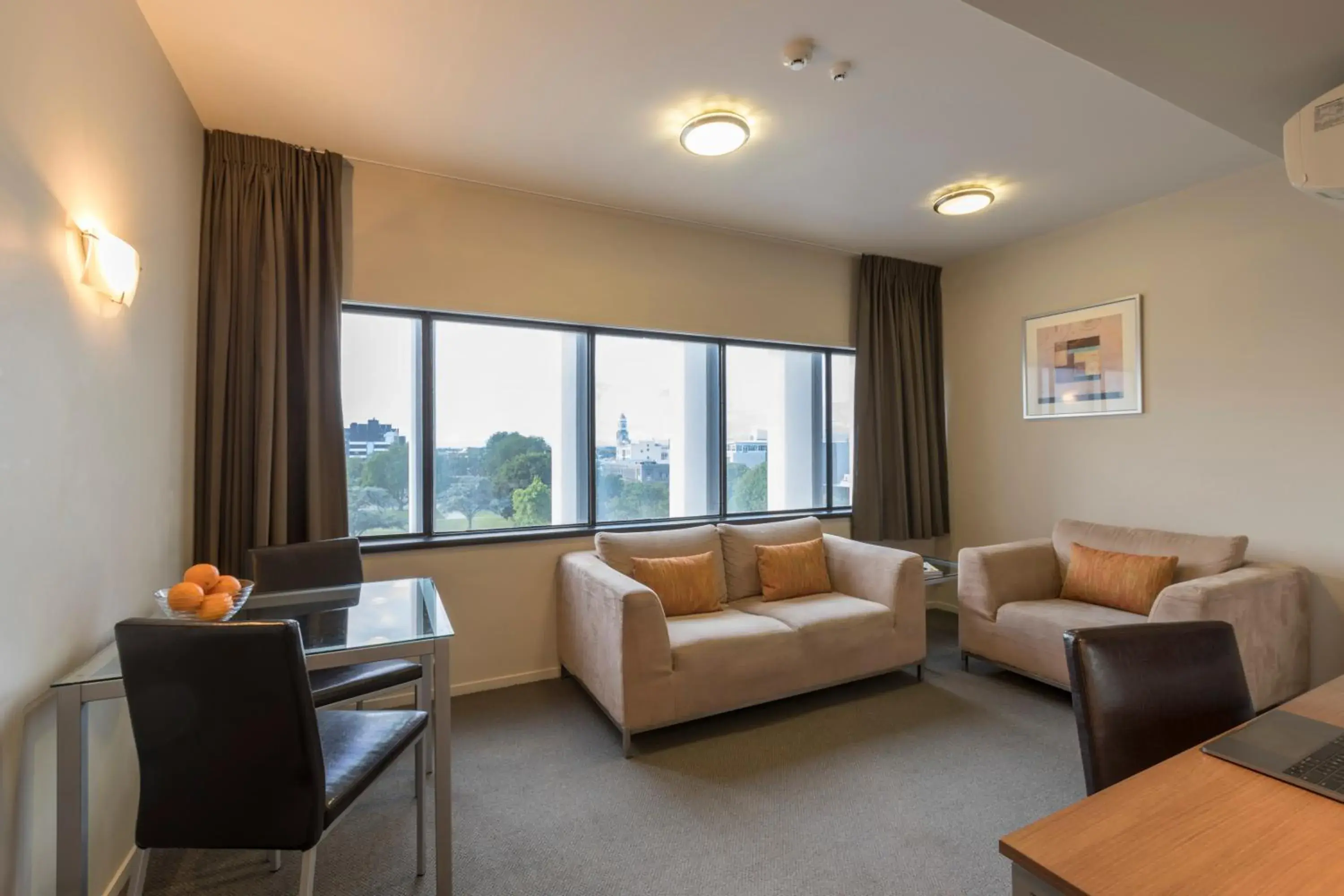 Living room, Seating Area in Quality Suites Central Square