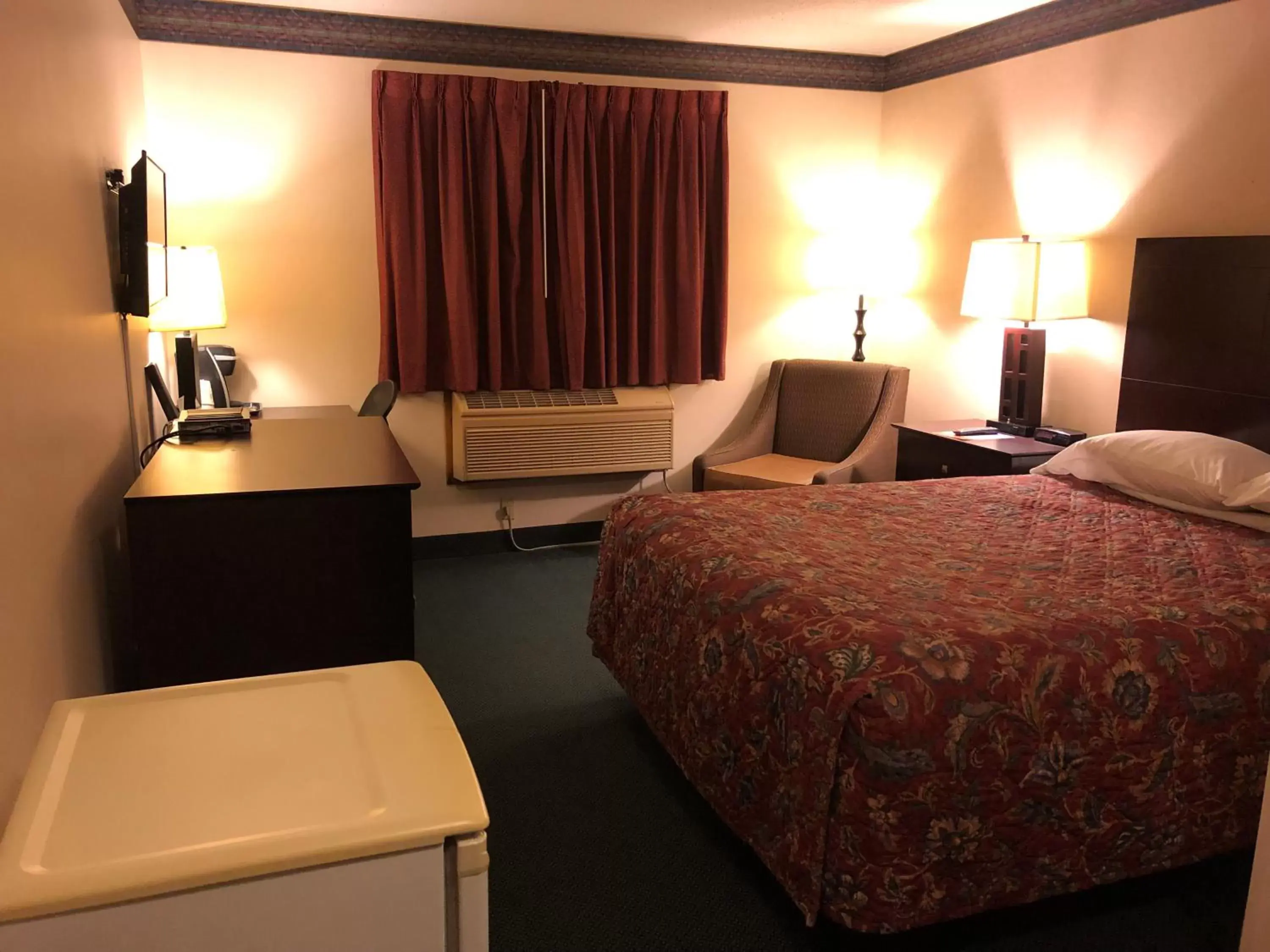 Bedroom, Bed in Super 8 by Wyndham Superior WI