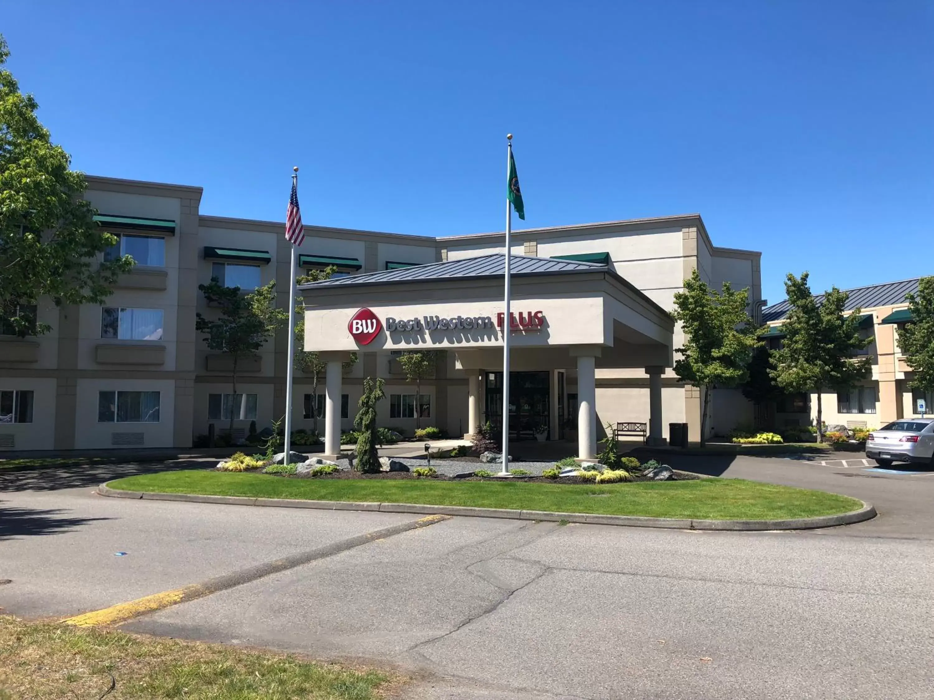 Property Building in Best Western Plus Edmonds Harbor Inn