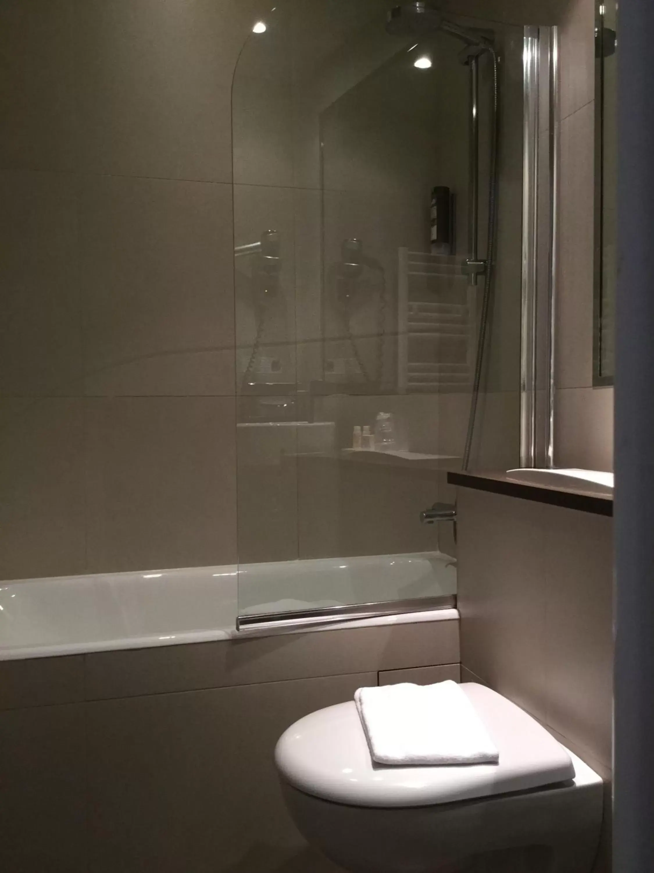Bathroom in Hotel de Neuve by Happyculture