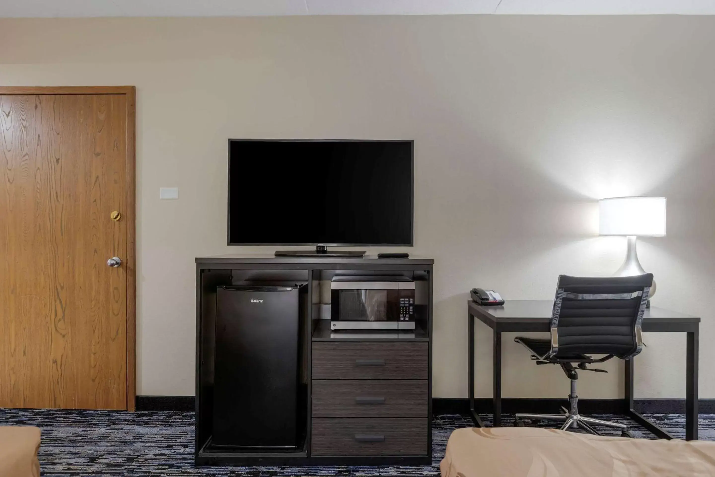 Bedroom, TV/Entertainment Center in Rodeway Inn