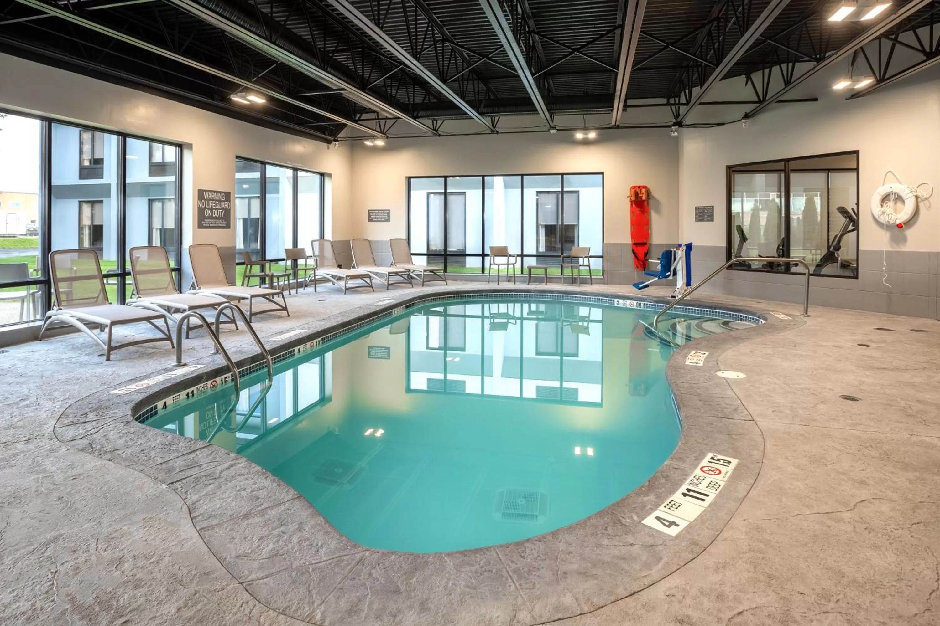 Swimming pool in Comfort Inn & Suites Buffalo Airport