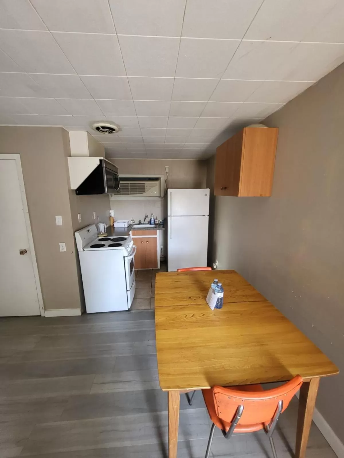 Kitchen/Kitchenette in Night Inn Grand Forks