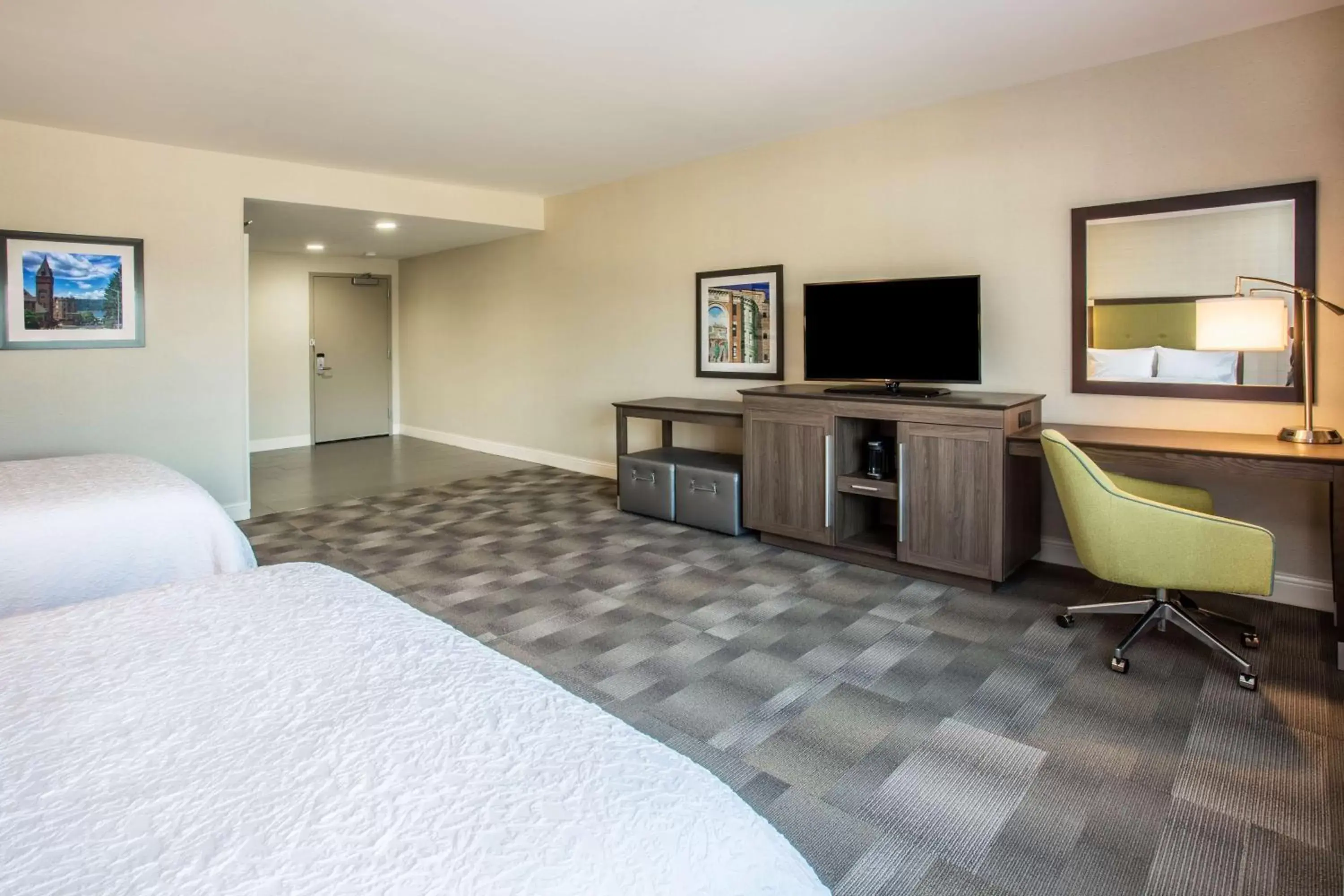 Bed, TV/Entertainment Center in Hampton Inn & Suites Yonkers - Westchester