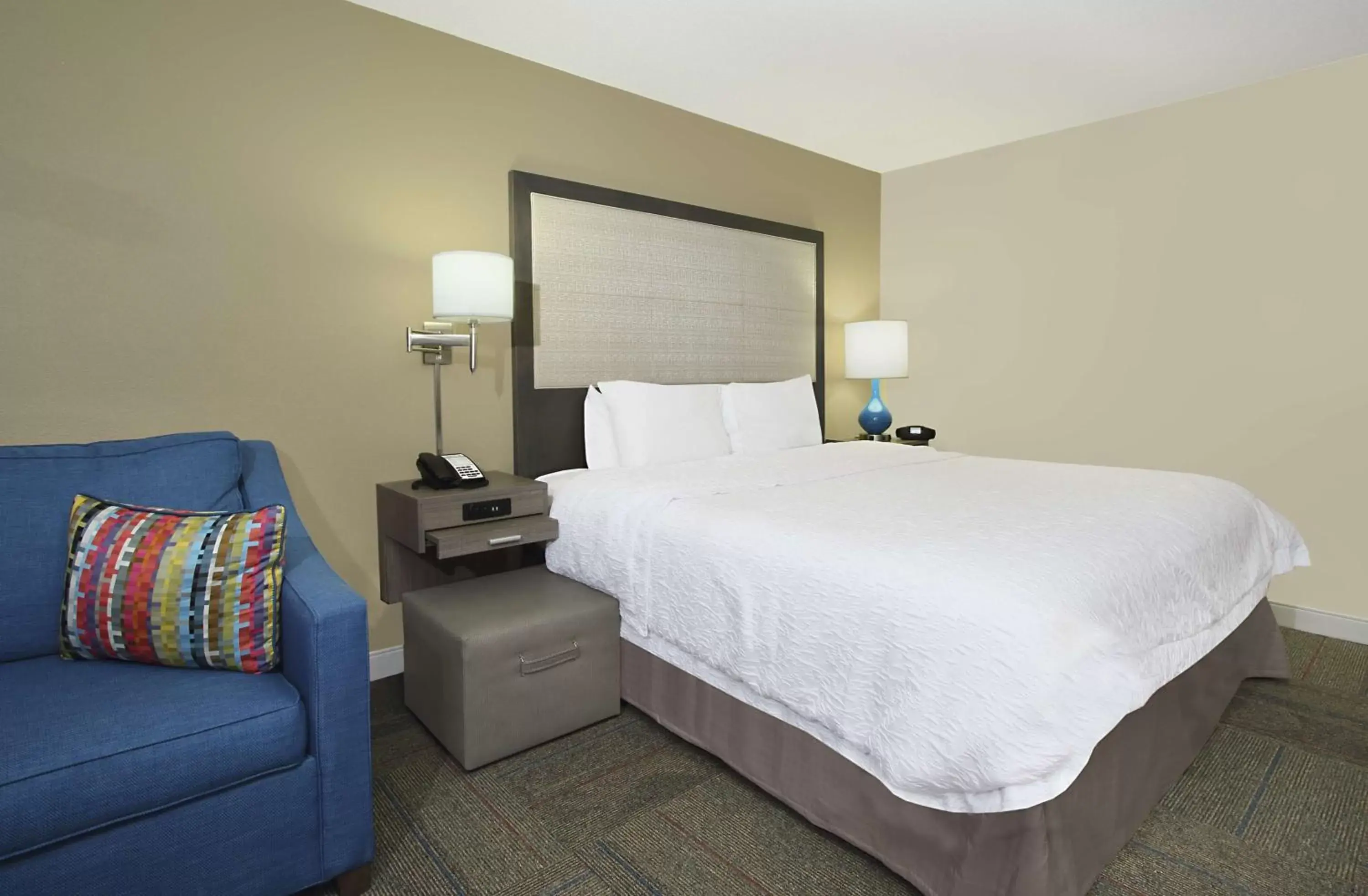 Living room, Bed in Hampton Inn Madison