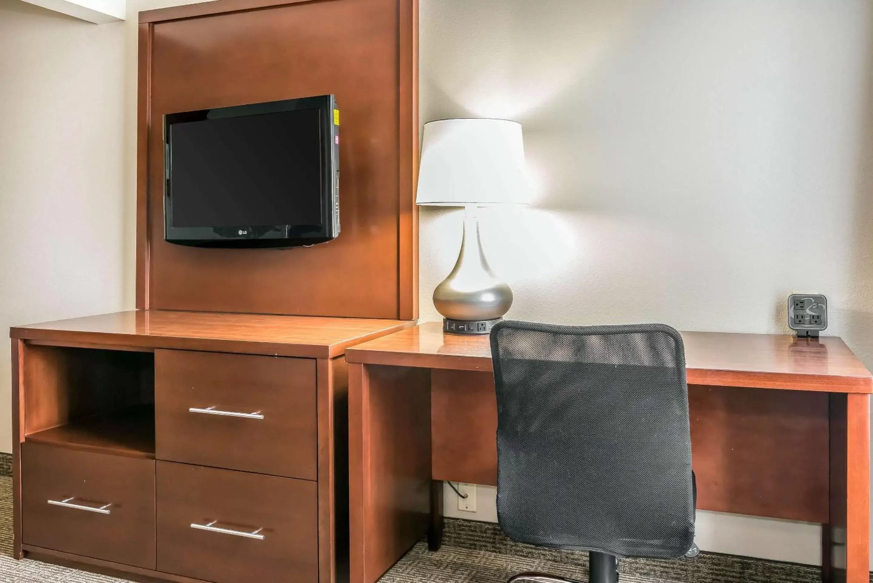 Photo of the whole room, TV/Entertainment Center in Comfort Suites Springfield