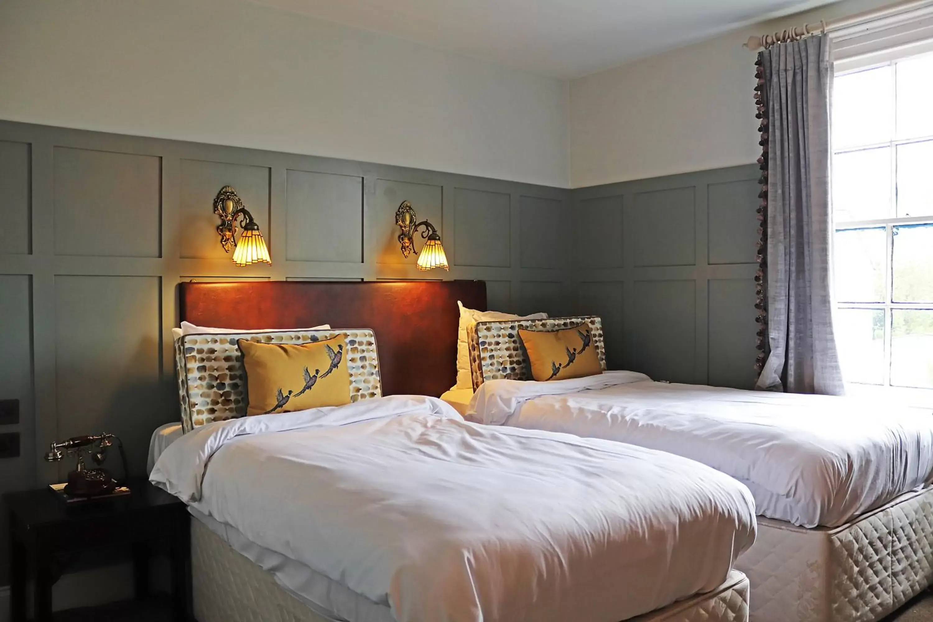 Bed in Shillingford Bridge Hotel