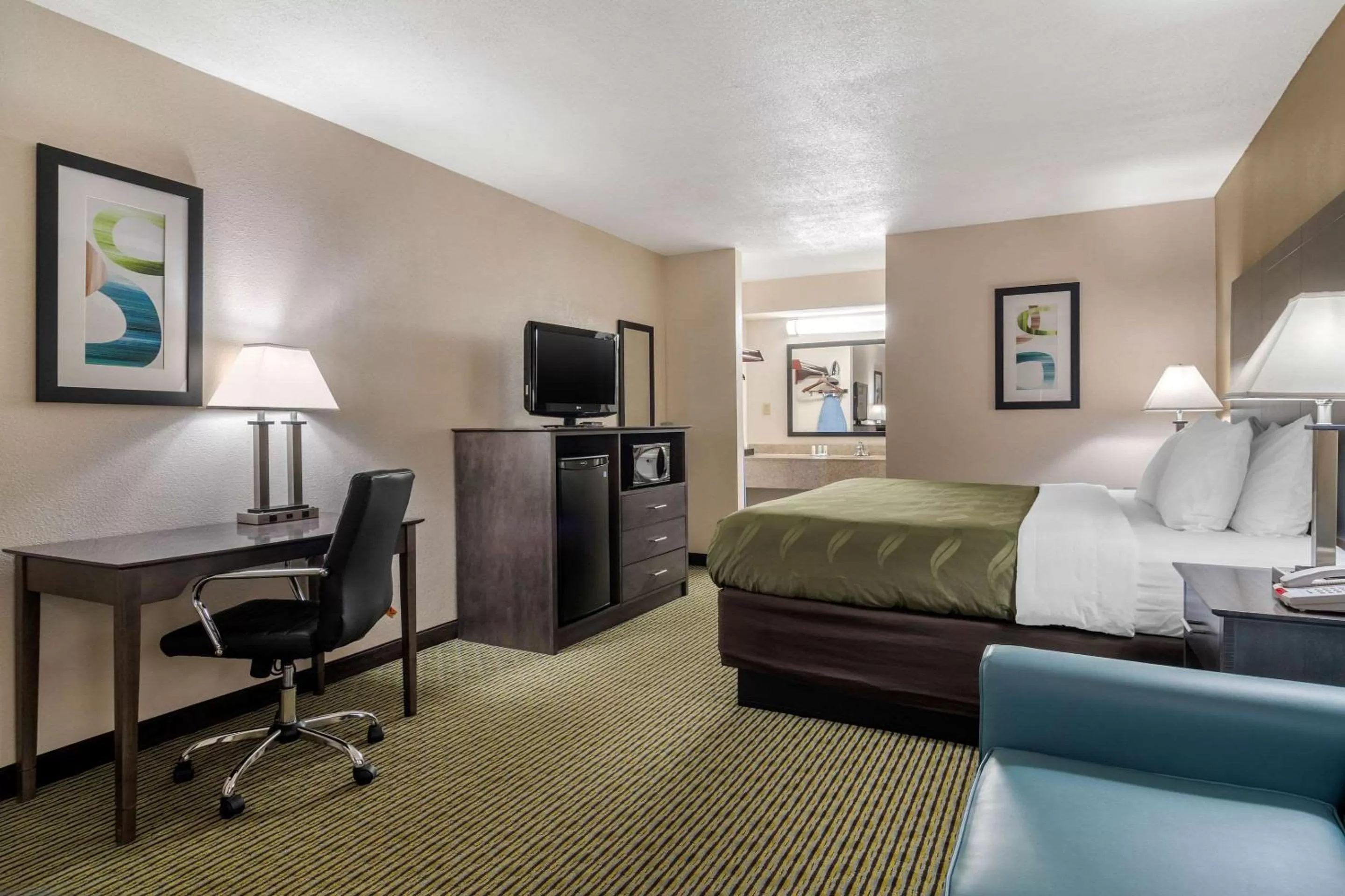 Photo of the whole room, Bed in Quality Inn McDonough Atlanta South