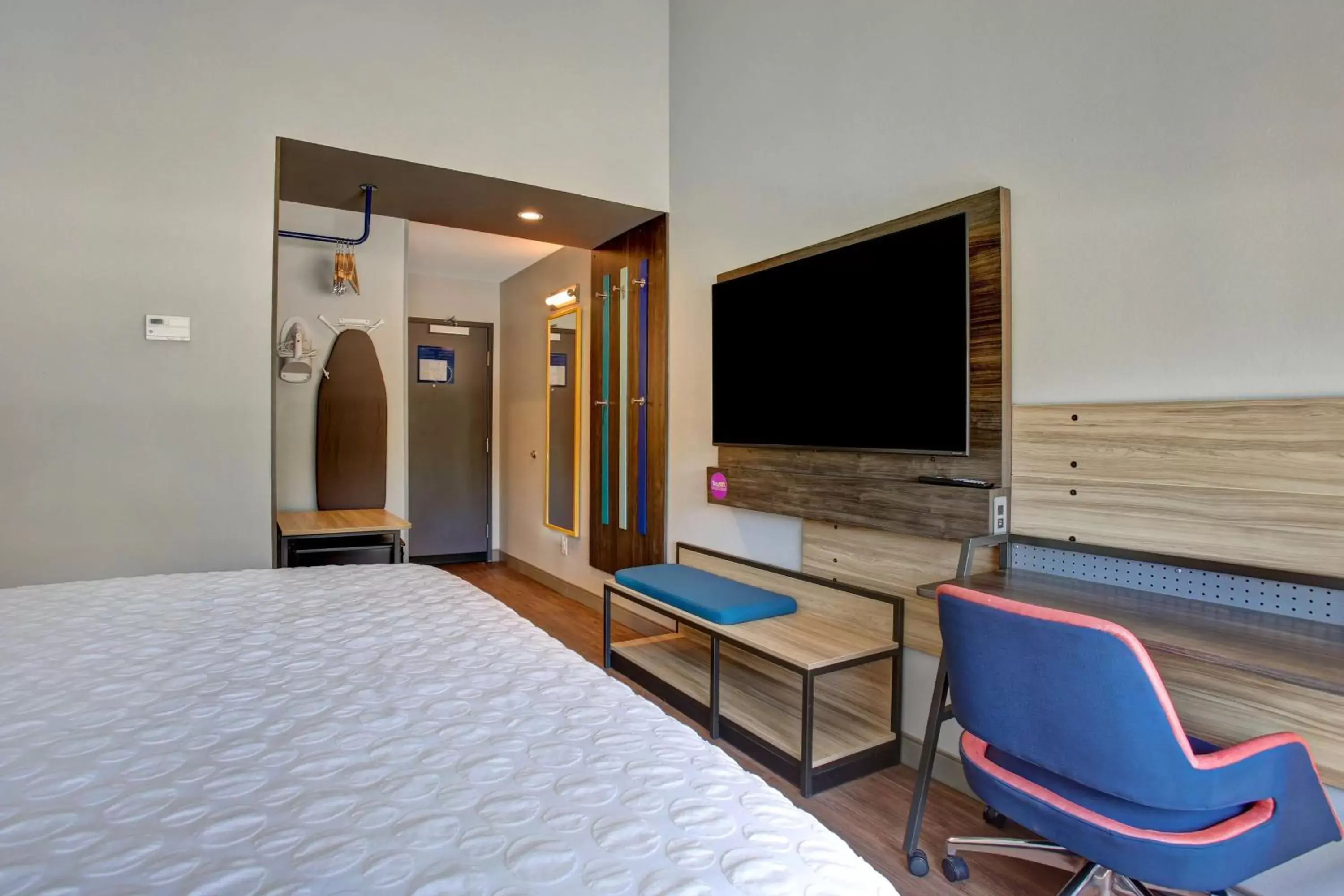 Bedroom, TV/Entertainment Center in Tru By Hilton Grand Prairie