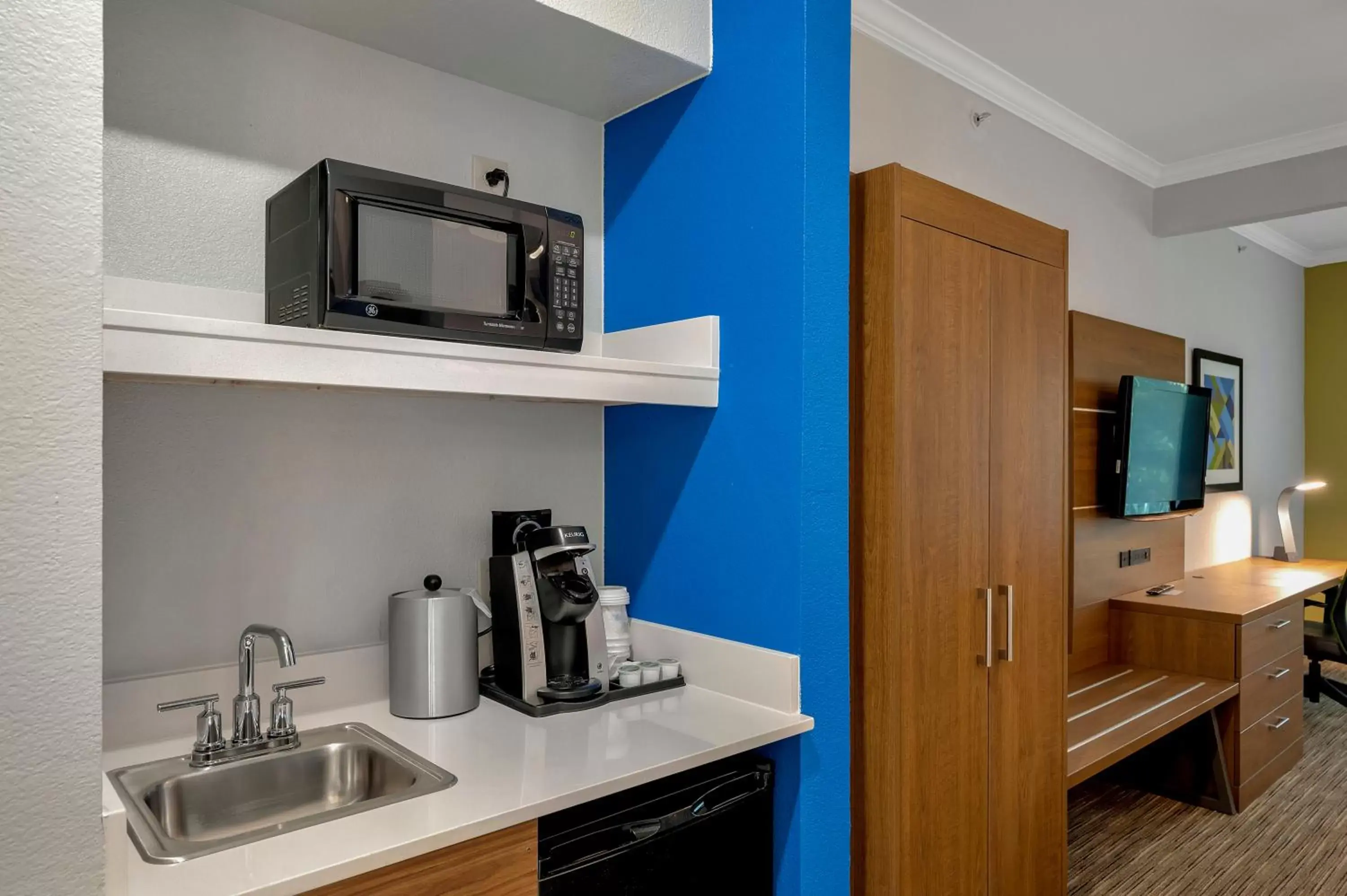 Photo of the whole room, Kitchen/Kitchenette in Holiday Inn Express Hotel & Suites Lufkin South, an IHG Hotel