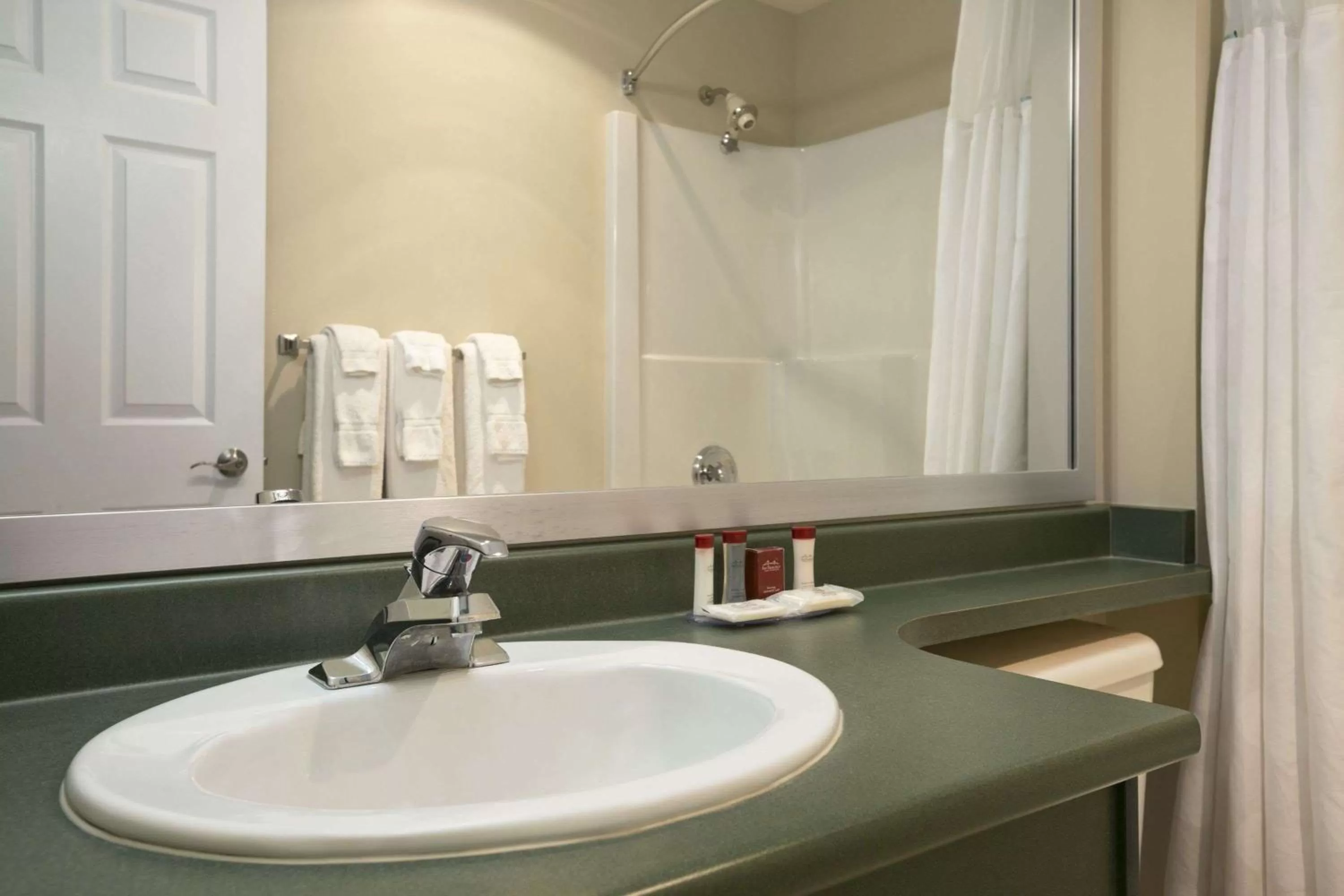 Photo of the whole room in Ramada Merritt