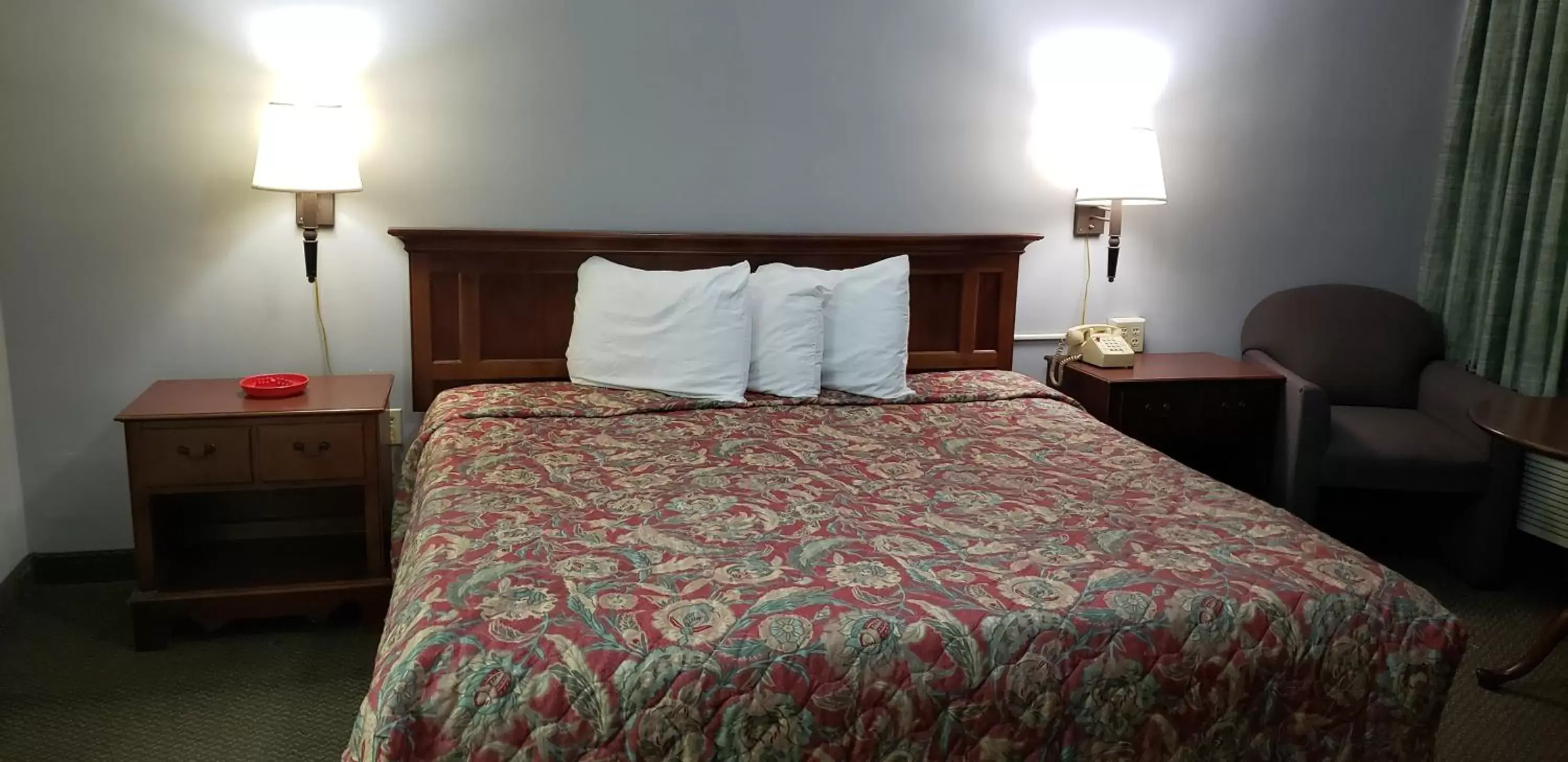 Bed in Swiss Village Inn