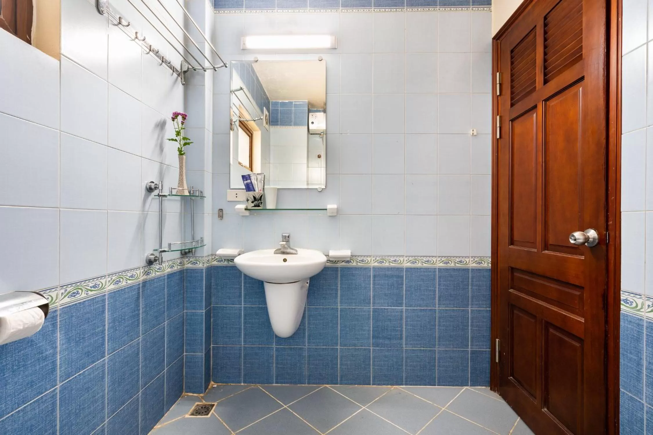 Bathroom in Artisan Lakeview Hotel