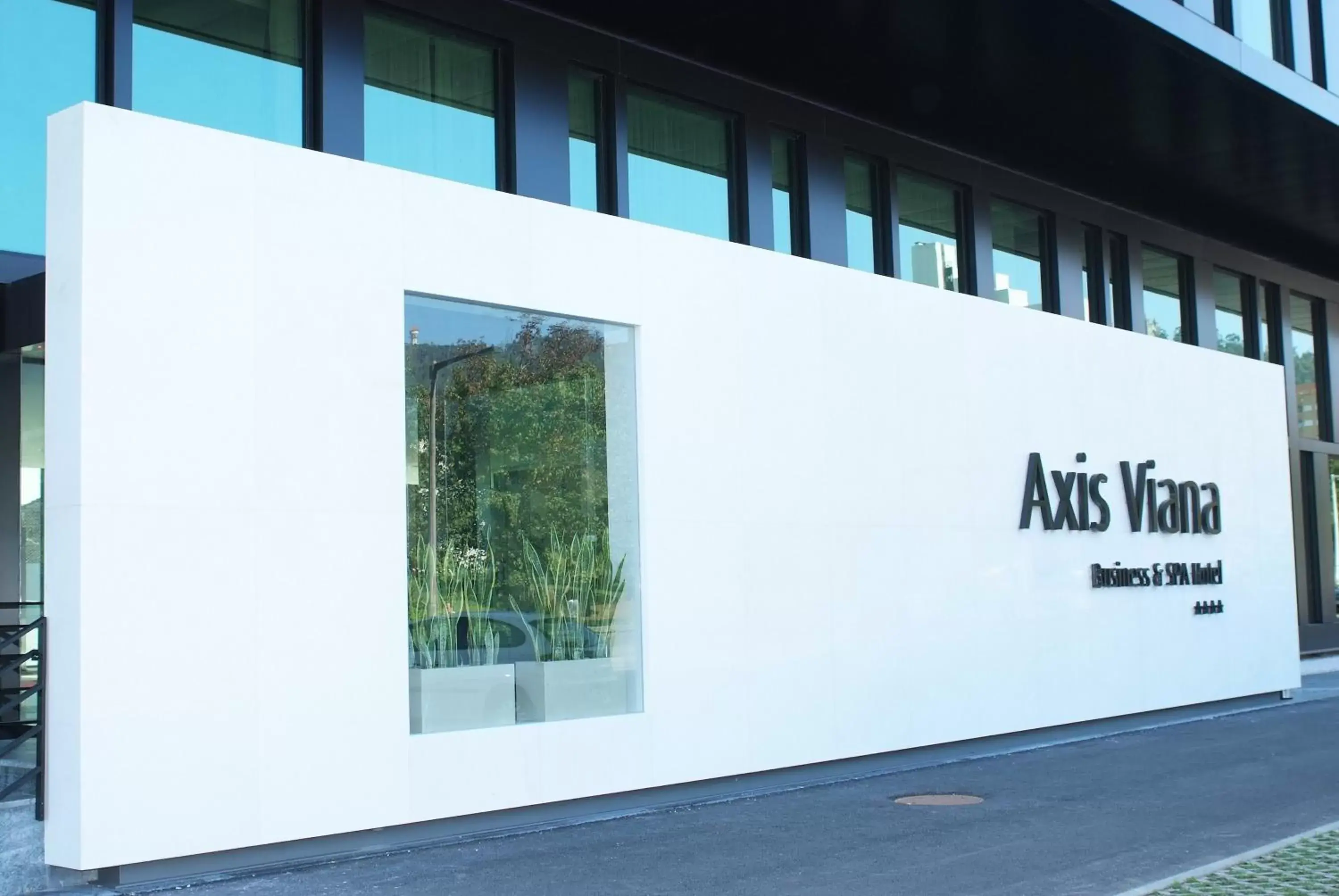 Facade/entrance in Axis Viana Business & SPA Hotel