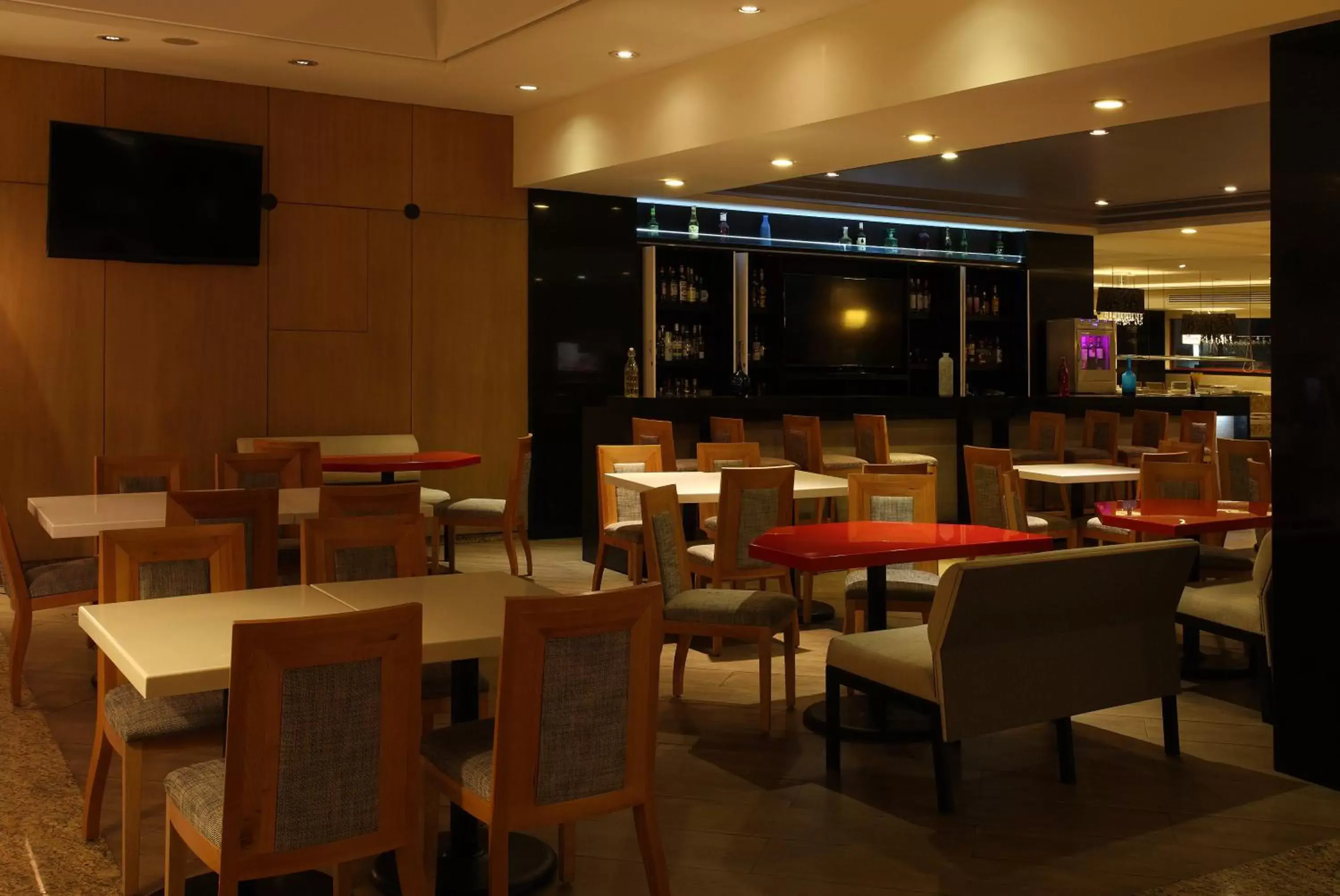 Lounge or bar, Lounge/Bar in Holiday Inn Mexico City - Trade Center, an IHG Hotel
