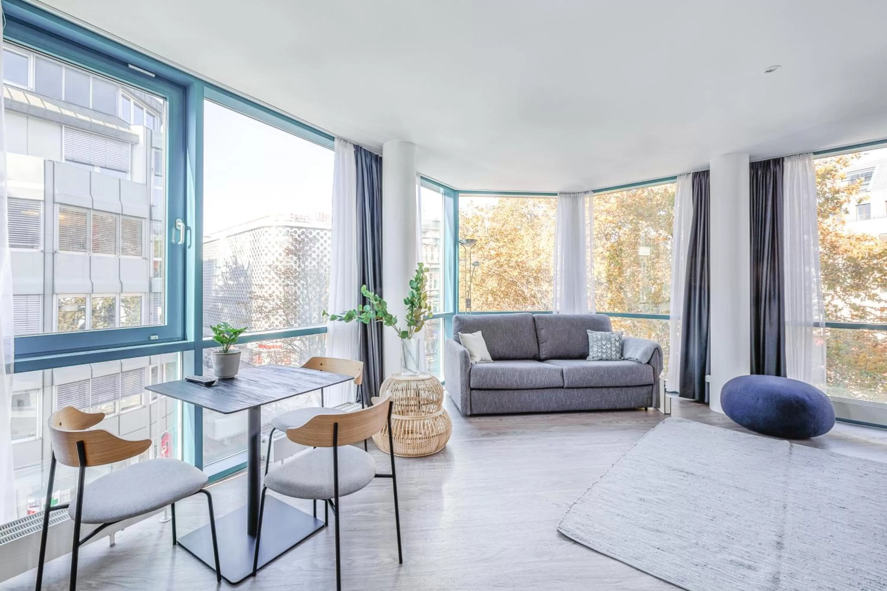 Seating area in Limehome Köln Friesenplatz - Digital Access