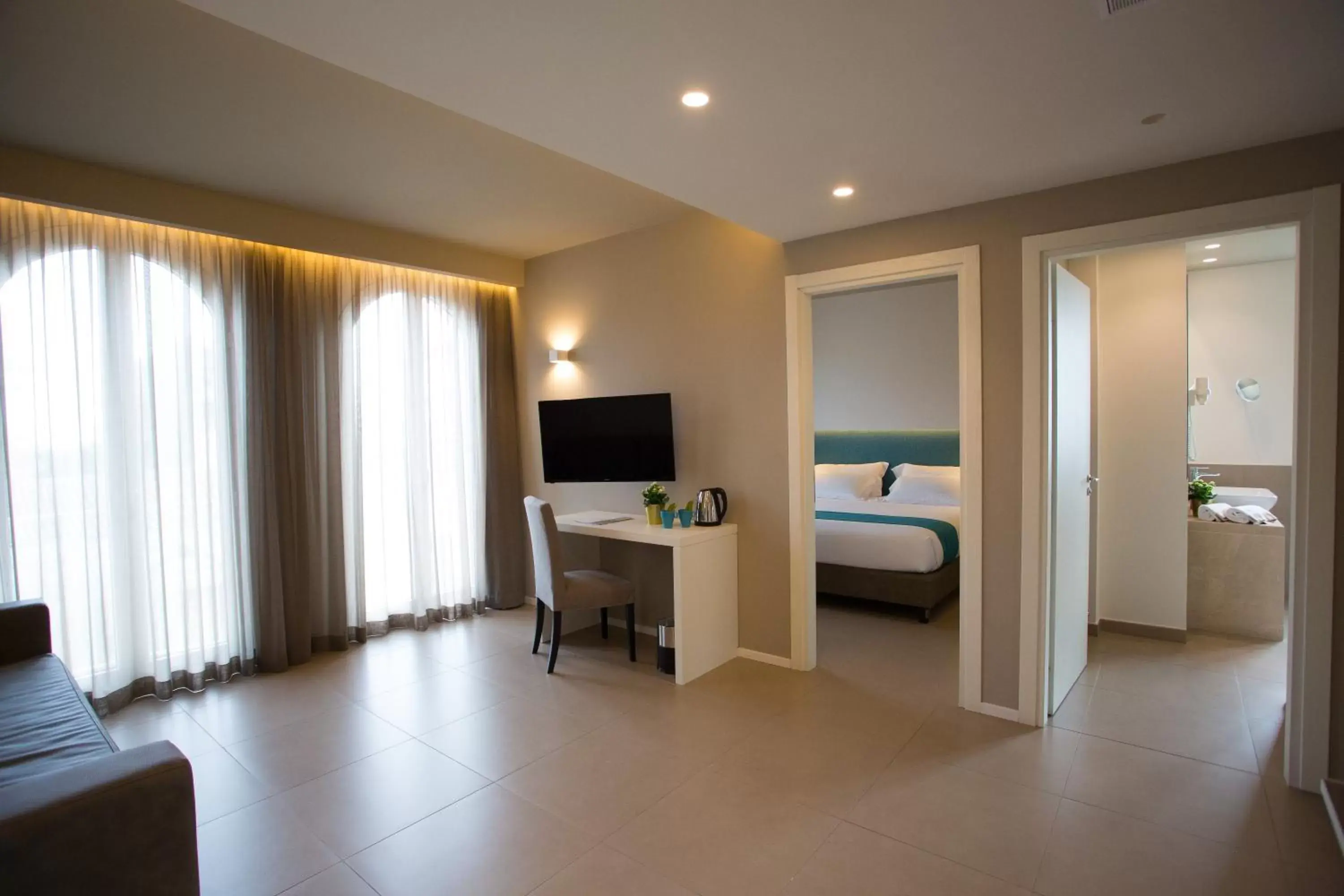 Bedroom, TV/Entertainment Center in Airone City Hotel