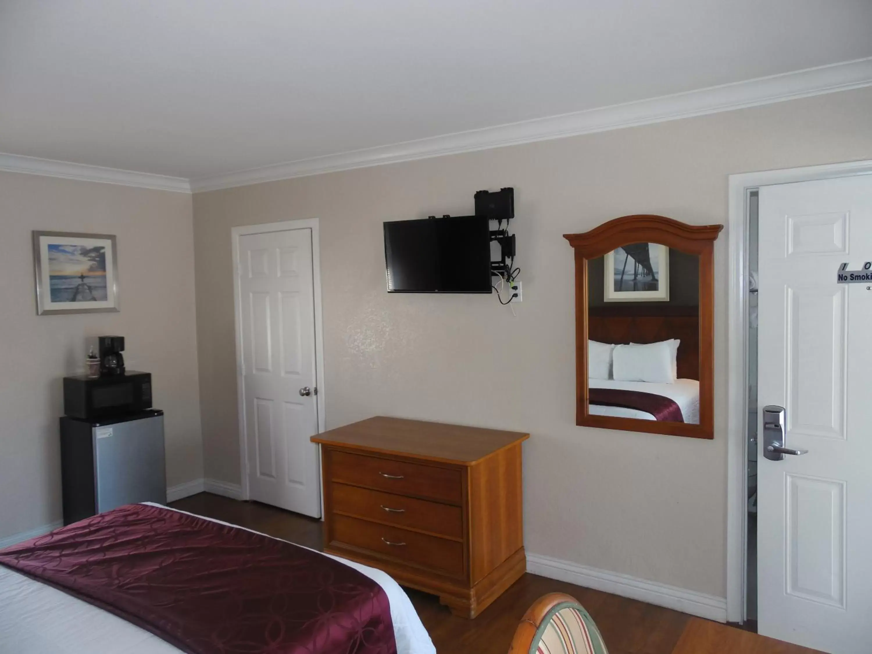 Bed, TV/Entertainment Center in Hi-Way Host Motel