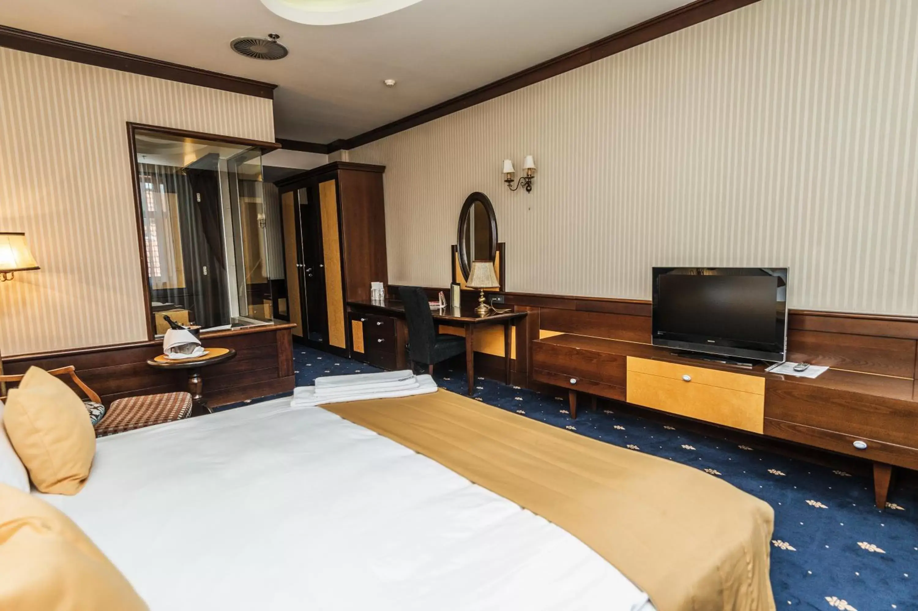 Bed, TV/Entertainment Center in Hotel Europe