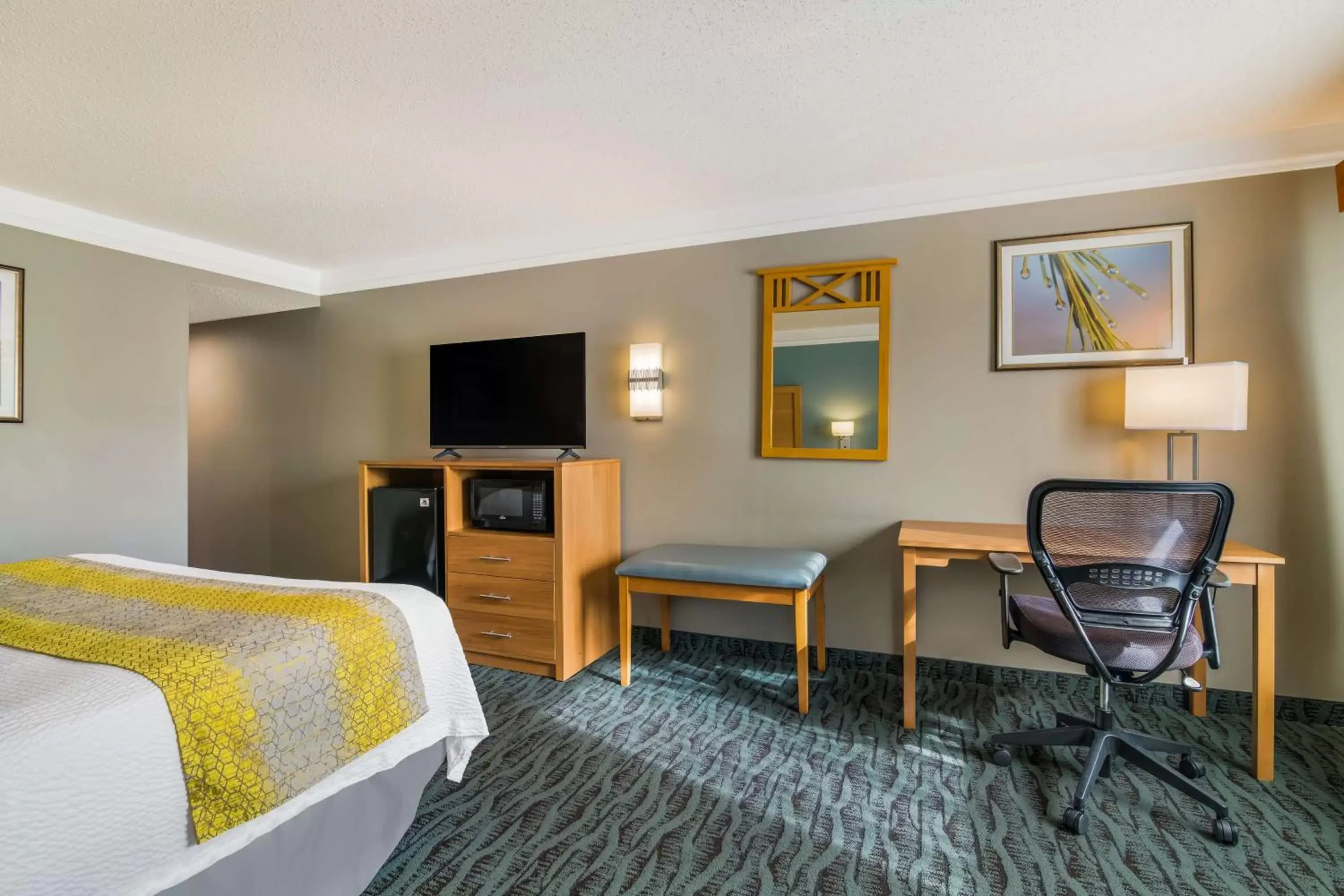 Bedroom, Seating Area in Best Western PLUS Executive Court Inn & Conference Center