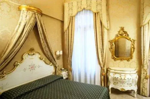 Photo of the whole room, Bed in Hotel Canaletto