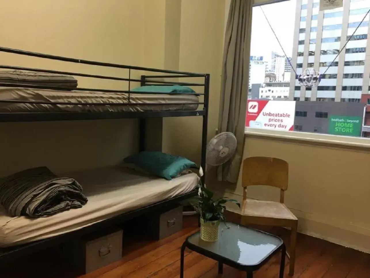 Bed in Surf 'N' Snow Backpackers Across Sky Tower Bed in Surf 'N' Snow Backpackers Across Sky Tower