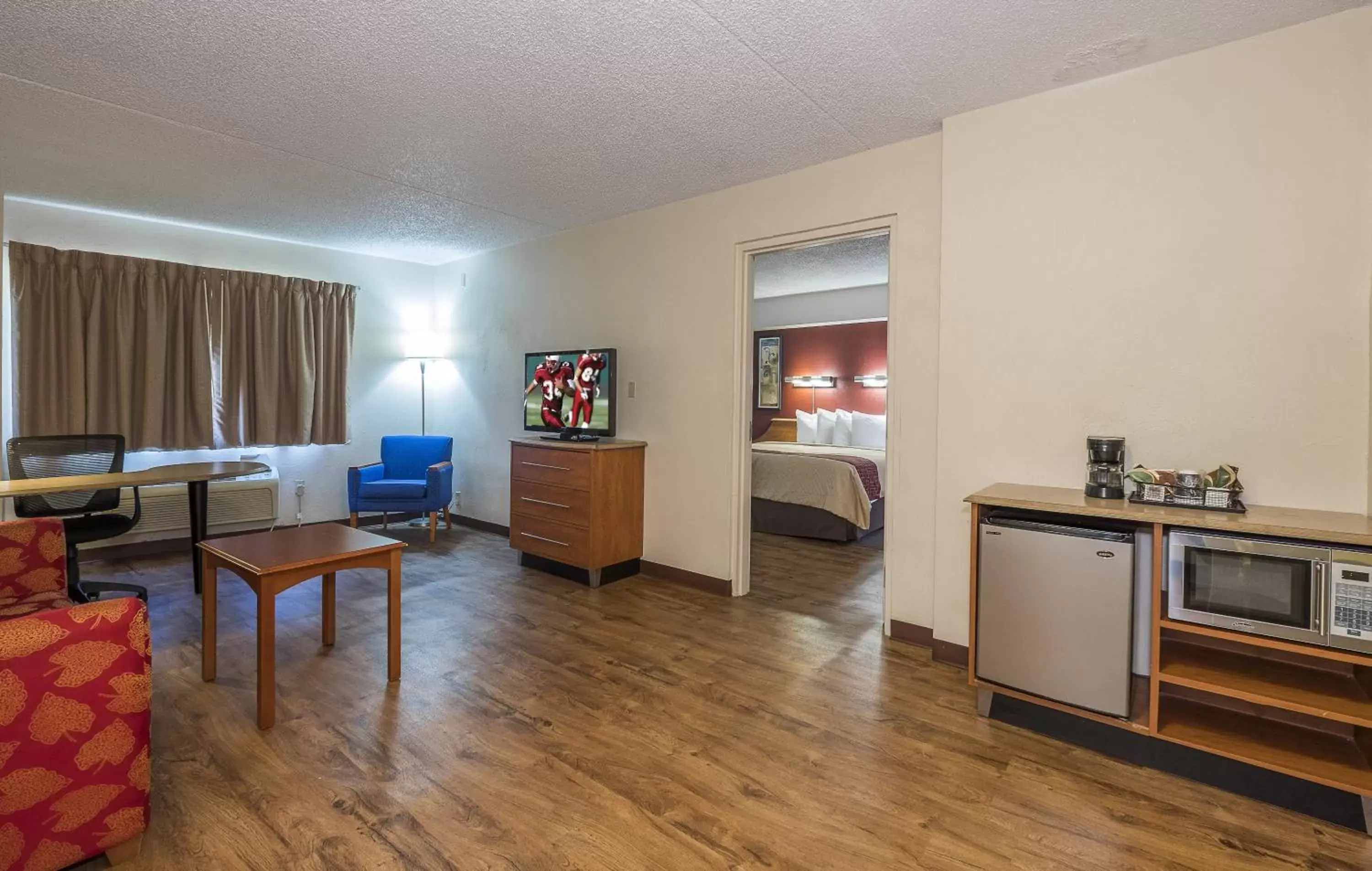 Photo of the whole room, Kitchen/Kitchenette in Red Roof Inn & Suites Cleveland - Elyria