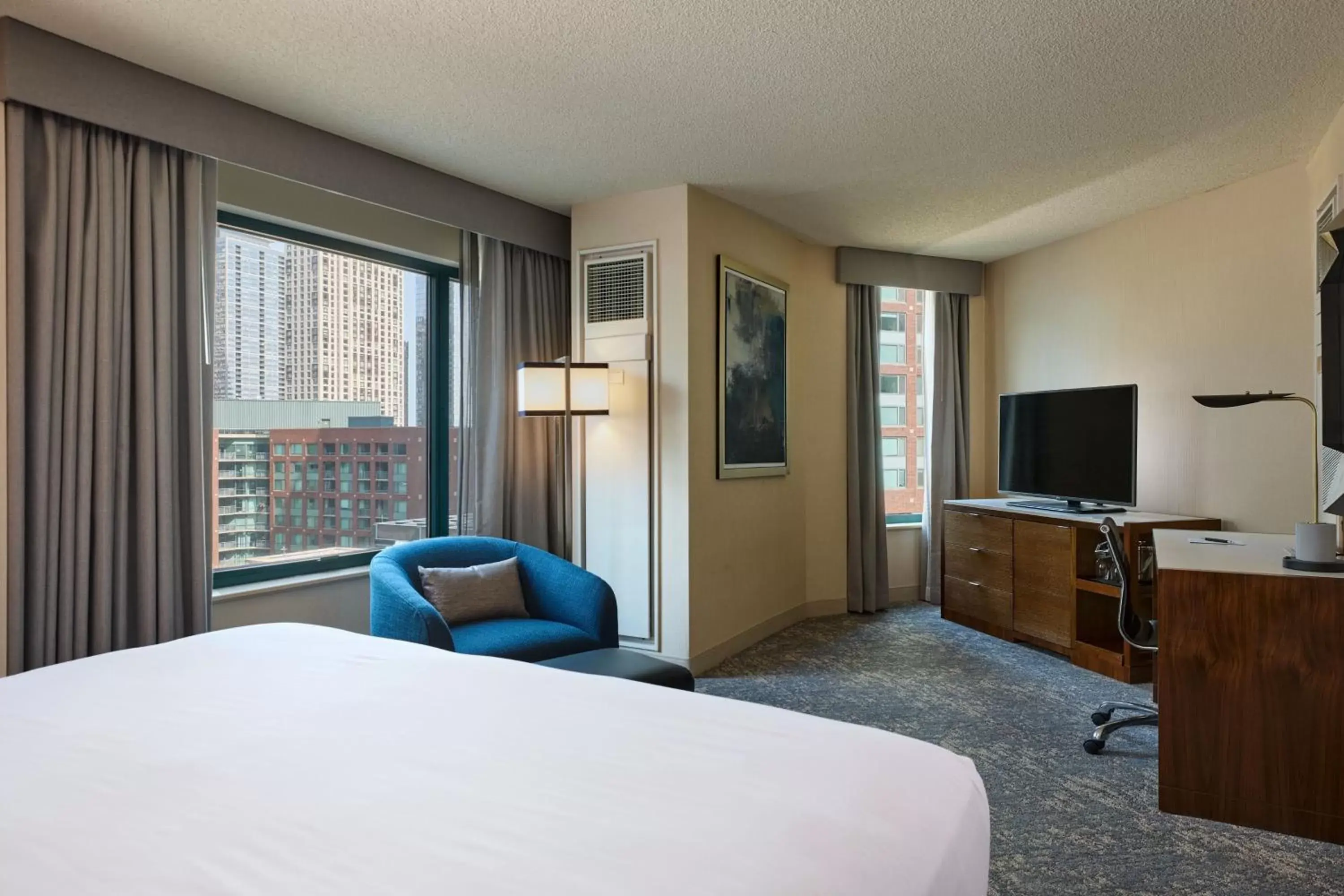 Photo of the whole room, Bed in Sheraton Grand Chicago Riverwalk