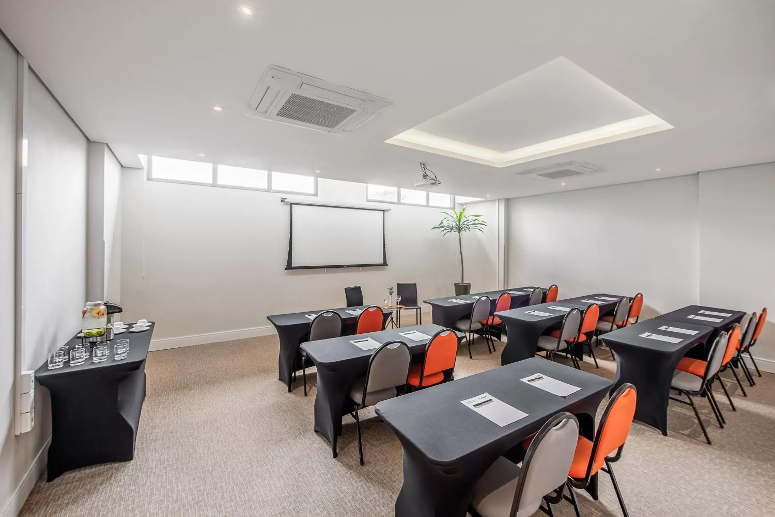 Meeting/conference room, Restaurant/Places to Eat in Intercity Curitiba Centro Cívico