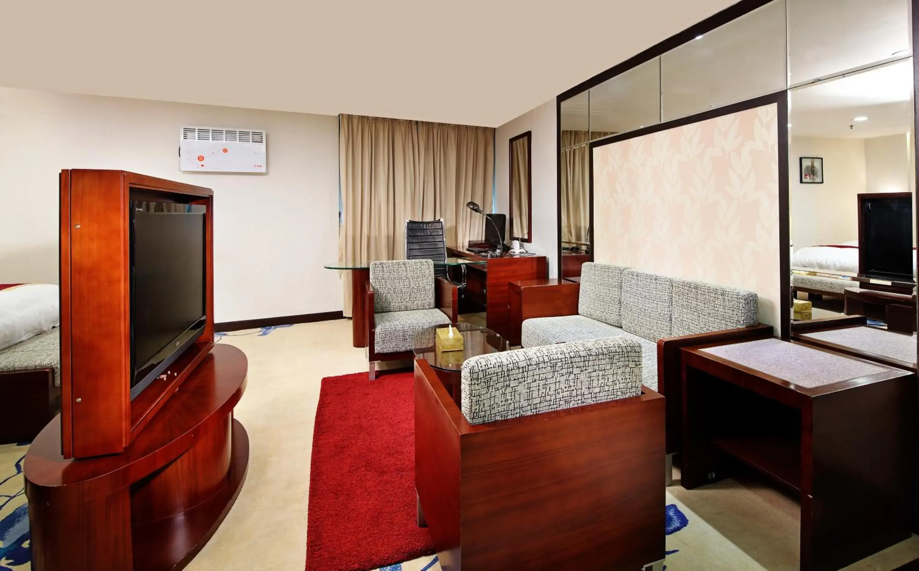 TV and multimedia, Lounge/Bar in New World Hotel