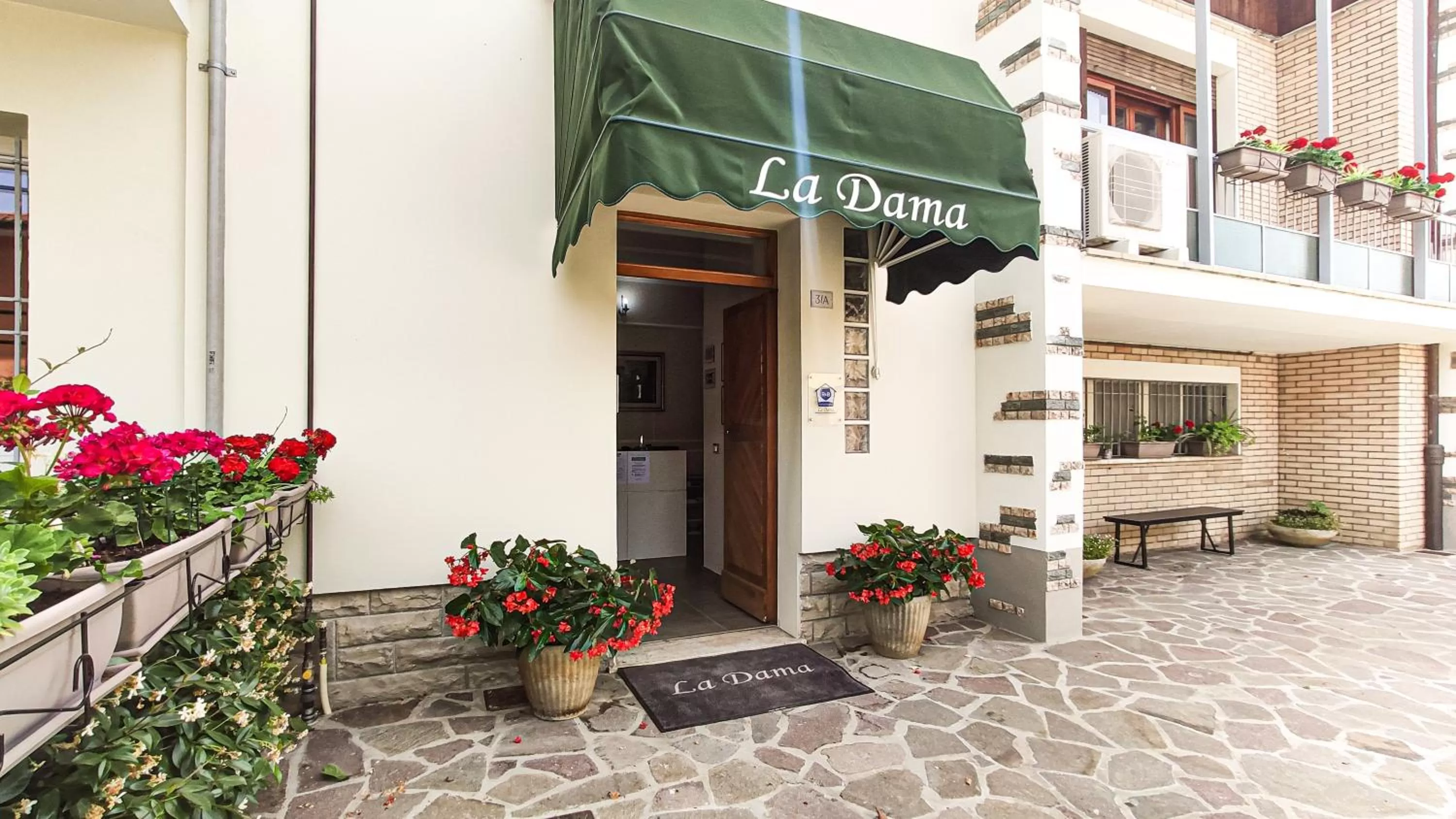 Facade/entrance in LA DAMA ROOM&BREAKFAST