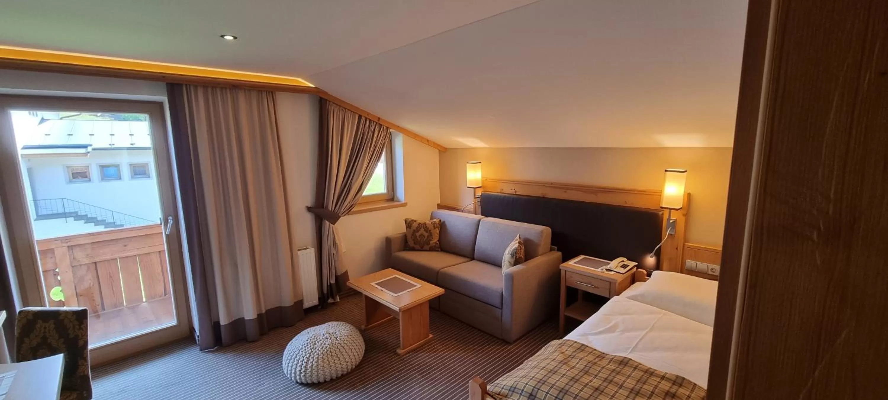 Living room, Bed in Hotel Bergkristall