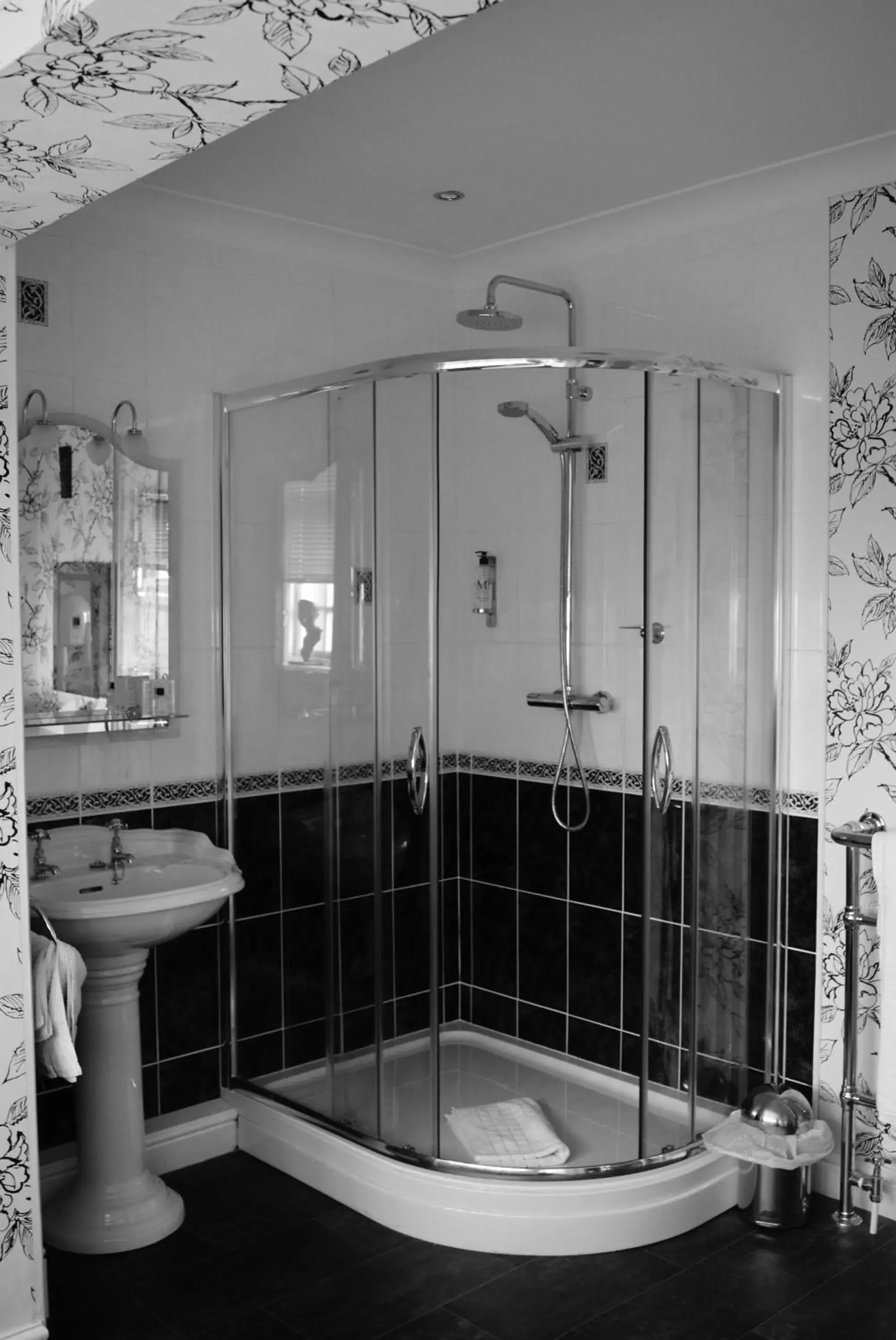 Shower, Bathroom in The Hope Anchor