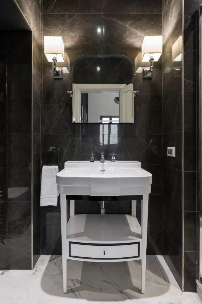 Bathroom in Borgo Pinti Suites Le Stanze dei Nobili