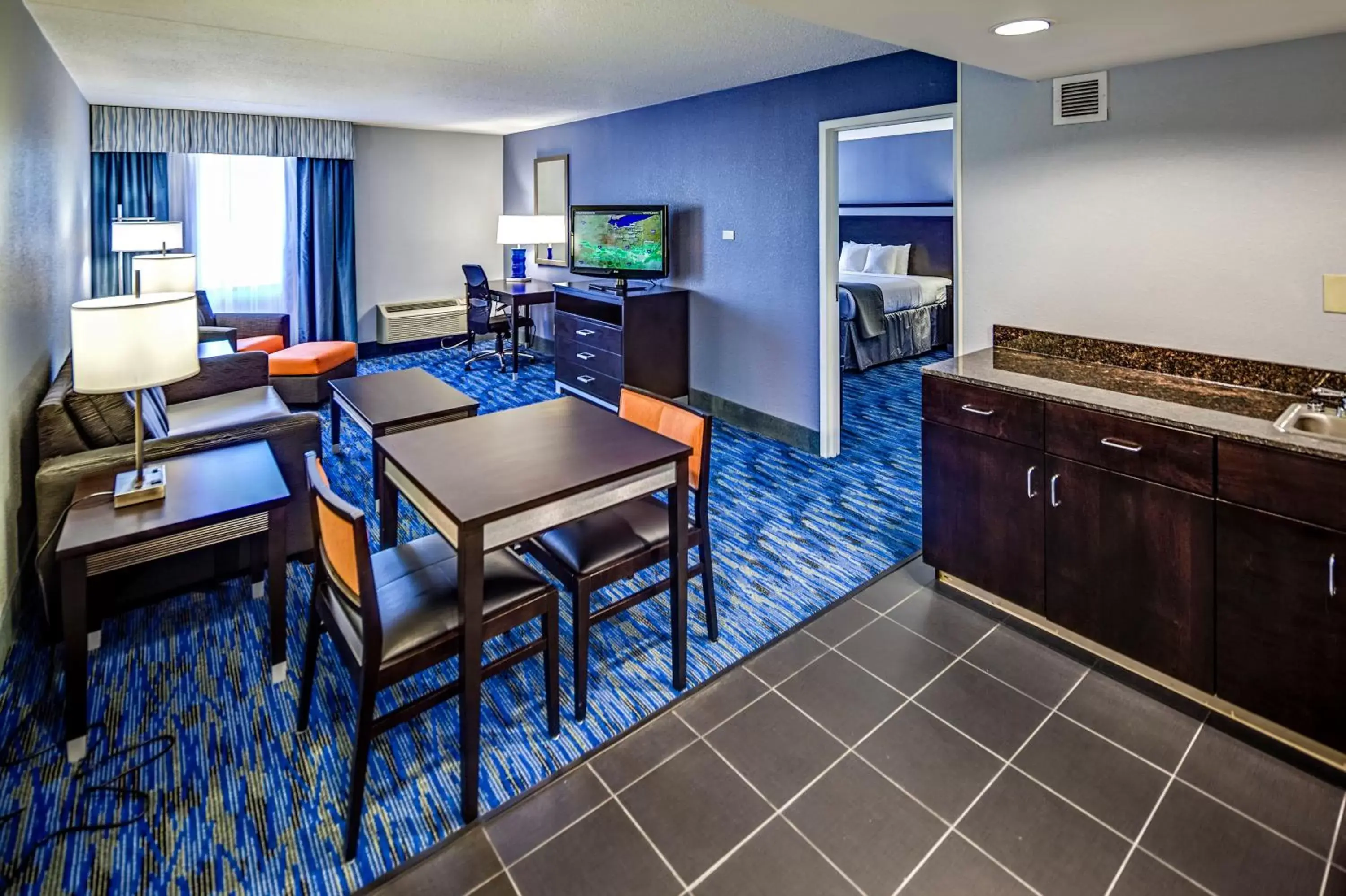 Photo of the whole room, Kitchen/Kitchenette in Holiday Inn Cleveland Northeast - Mentor, an IHG Hotel
