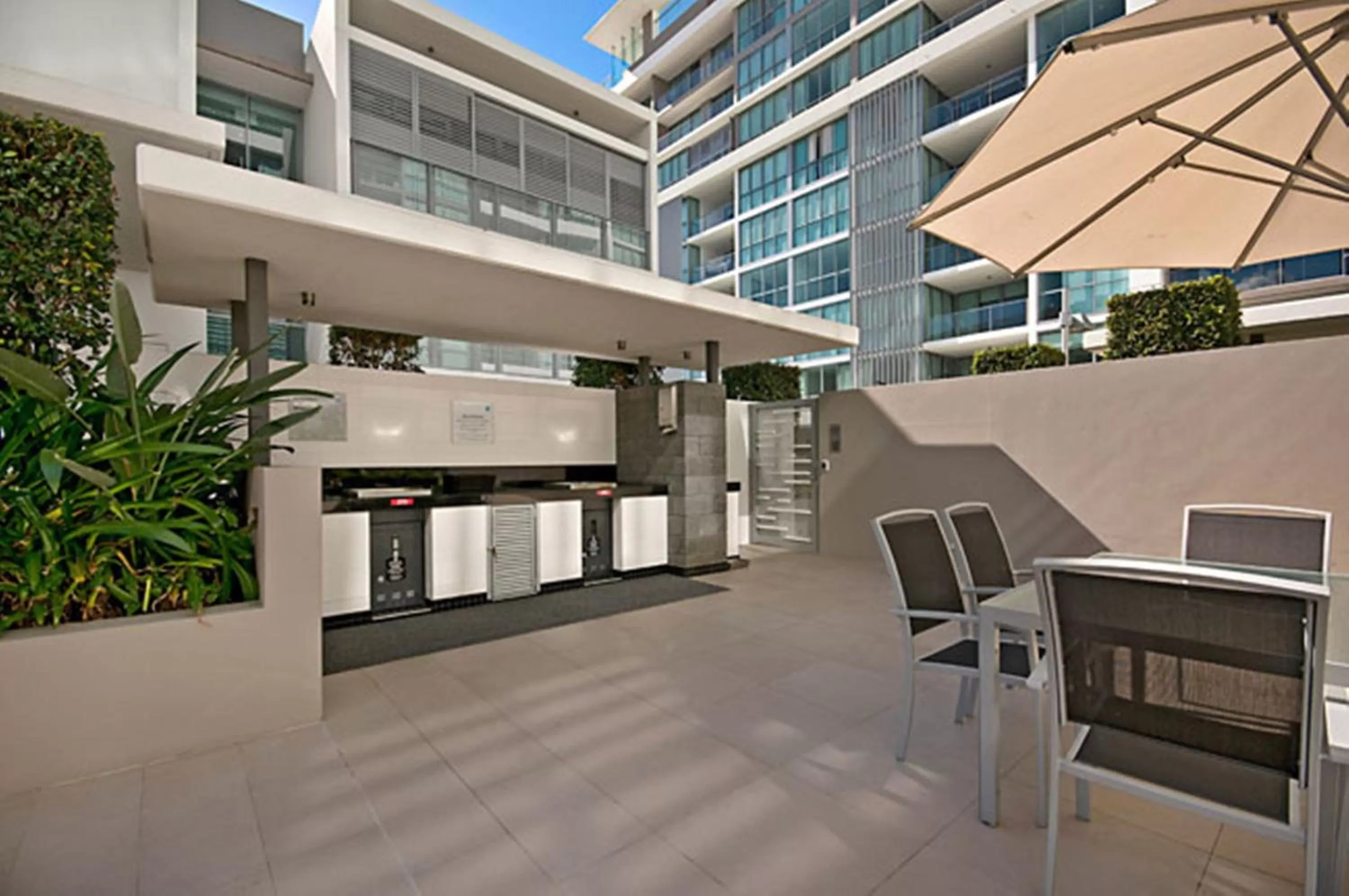 Communal lounge/ TV room in ULTIQA Freshwater Point Resort Broadbeach