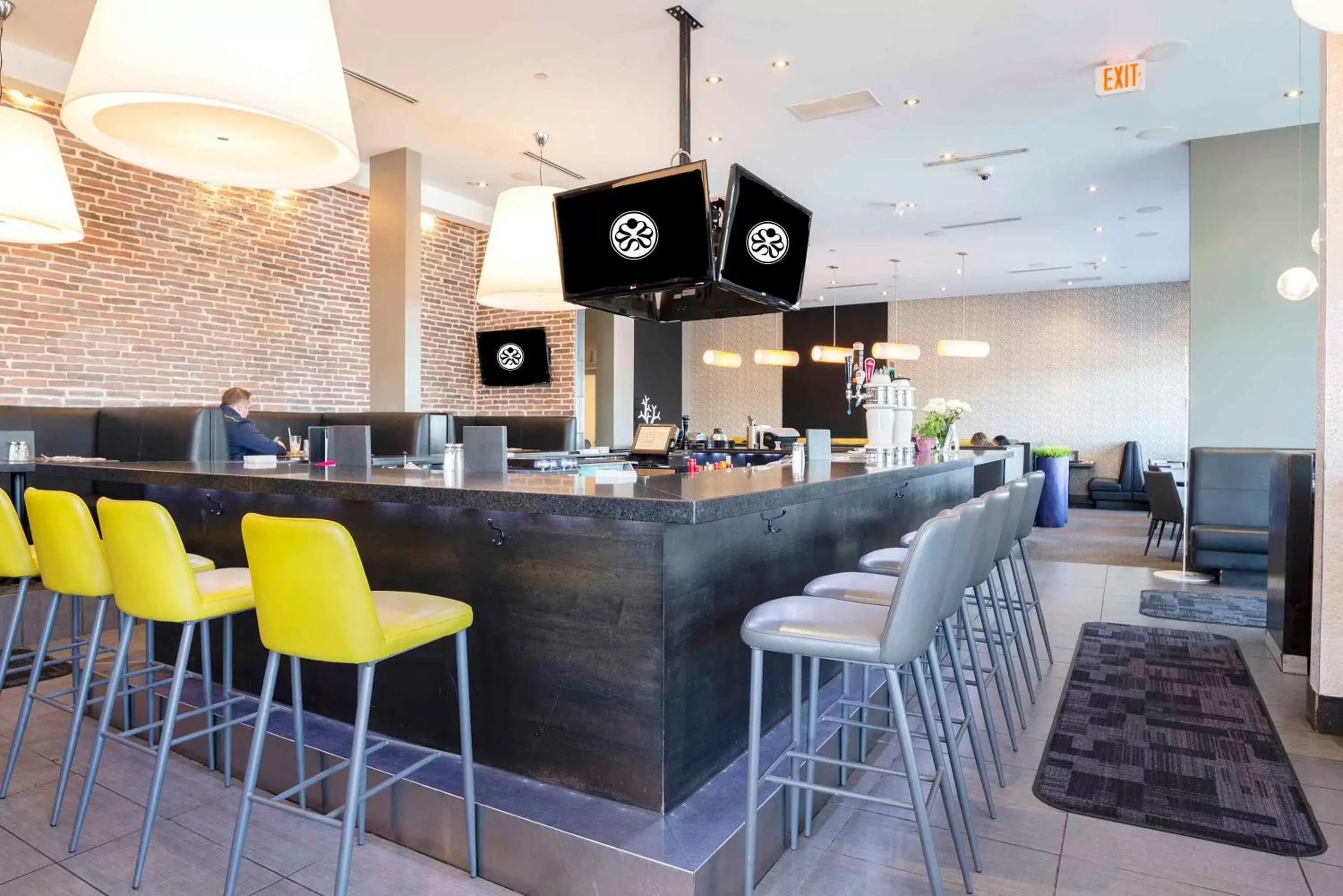 Restaurant/places to eat, Lounge/Bar in Sandman Signature Prince George Hotel