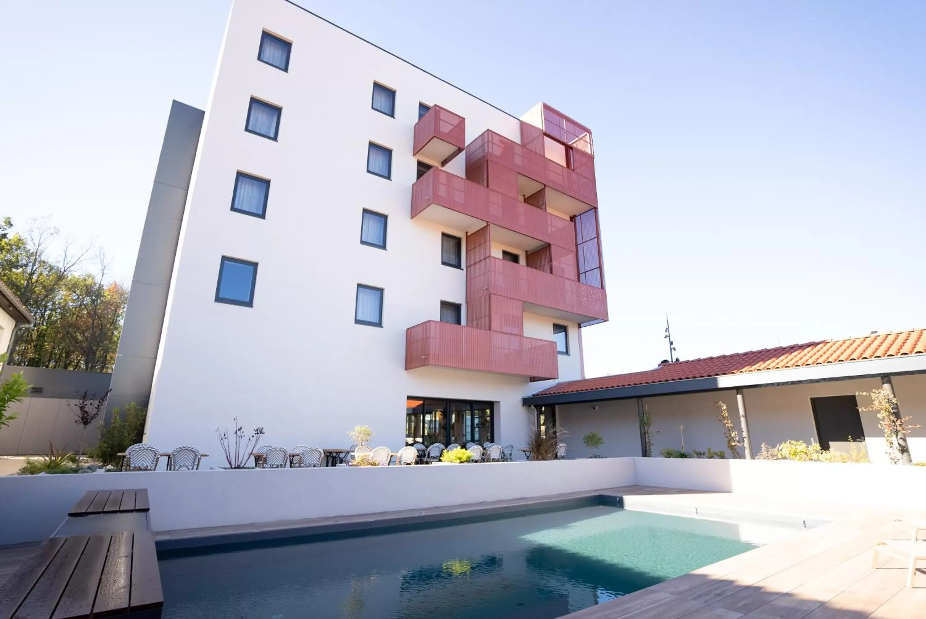 Swimming pool, Property Building in ibis Styles Montauban