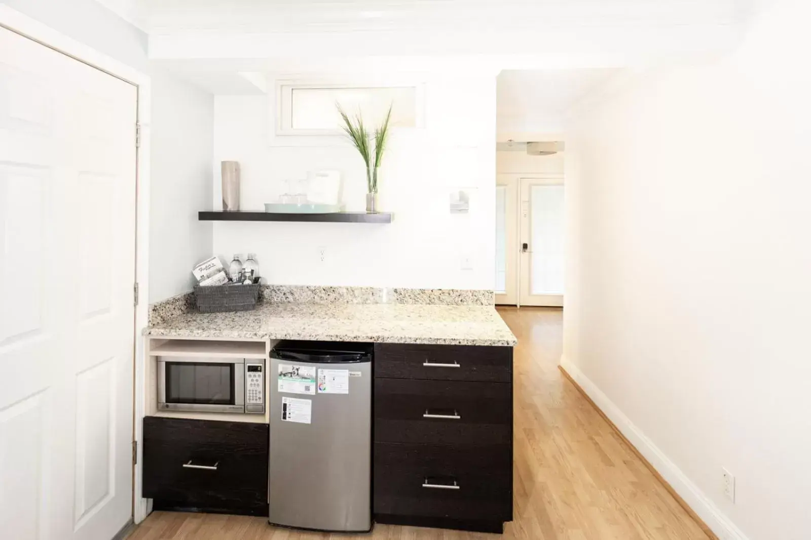 Kitchen/Kitchenette in Canalside Inn