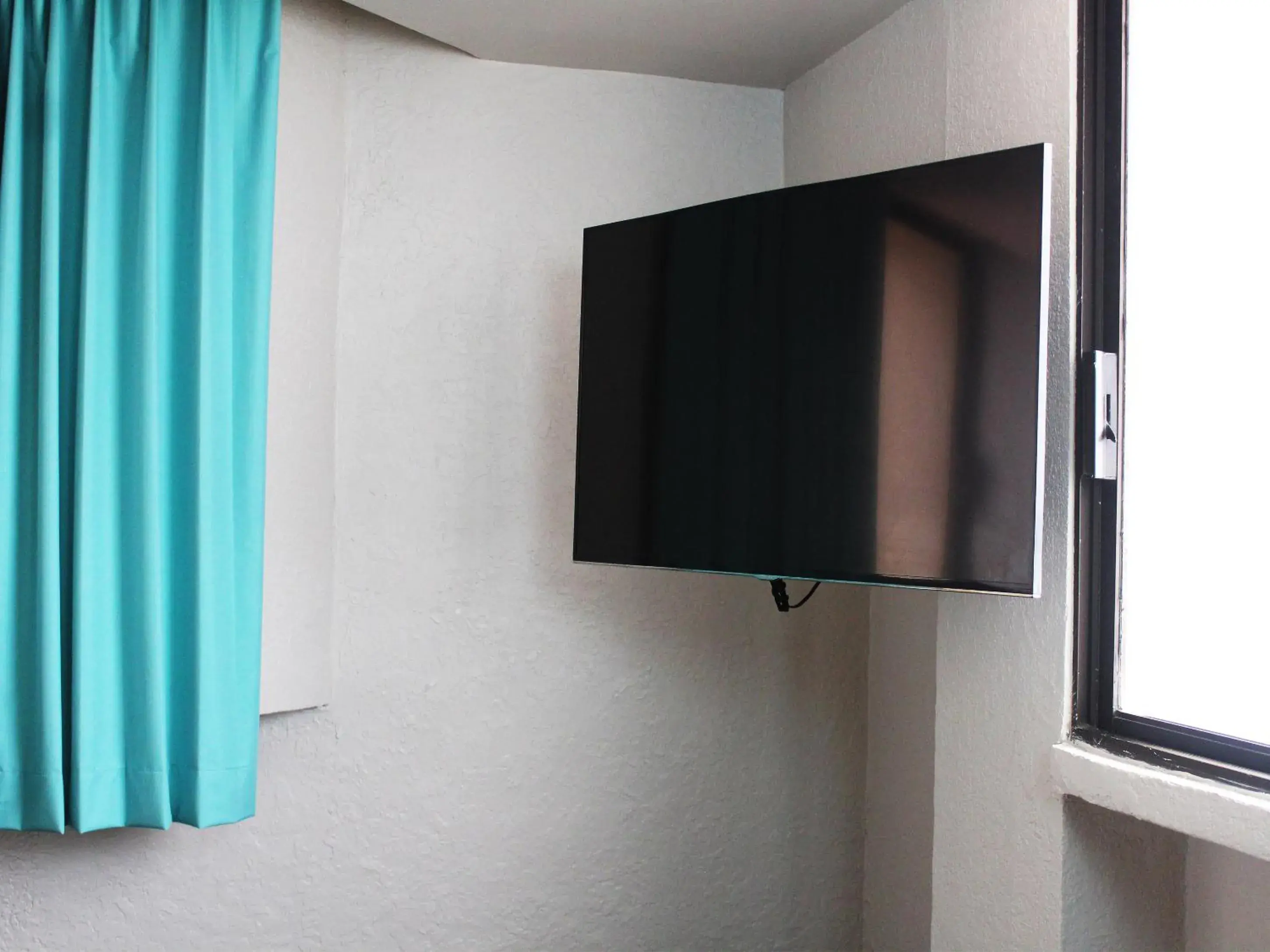 TV and multimedia, TV/Entertainment Center in Hotel Corona Plaza