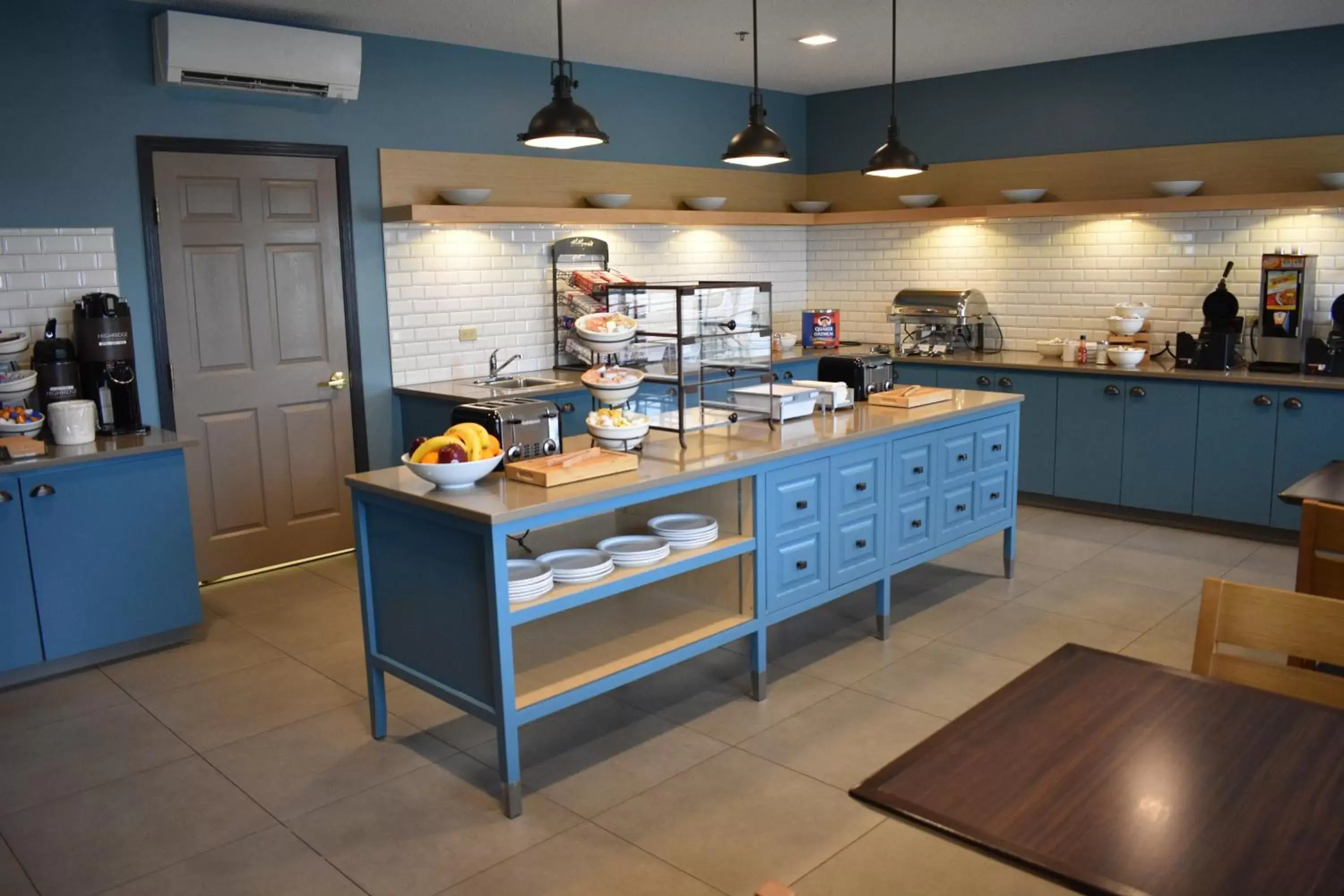 Continental breakfast, Kitchen/Kitchenette in Country Inn & Suites by Radisson, Northwood, IA