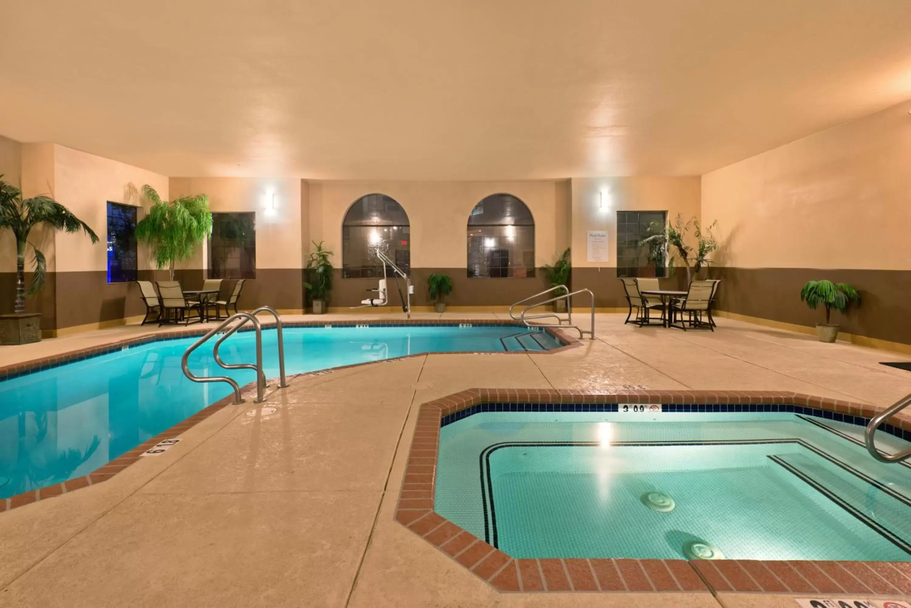 Swimming Pool in Holiday Inn Express Show Low, an IHG Hotel