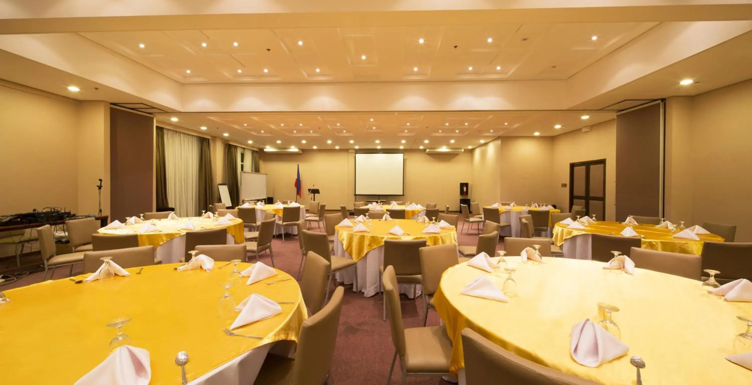 Banquet/Function facilities, Restaurant/Places to Eat in Microtel By Wyndham General Santos