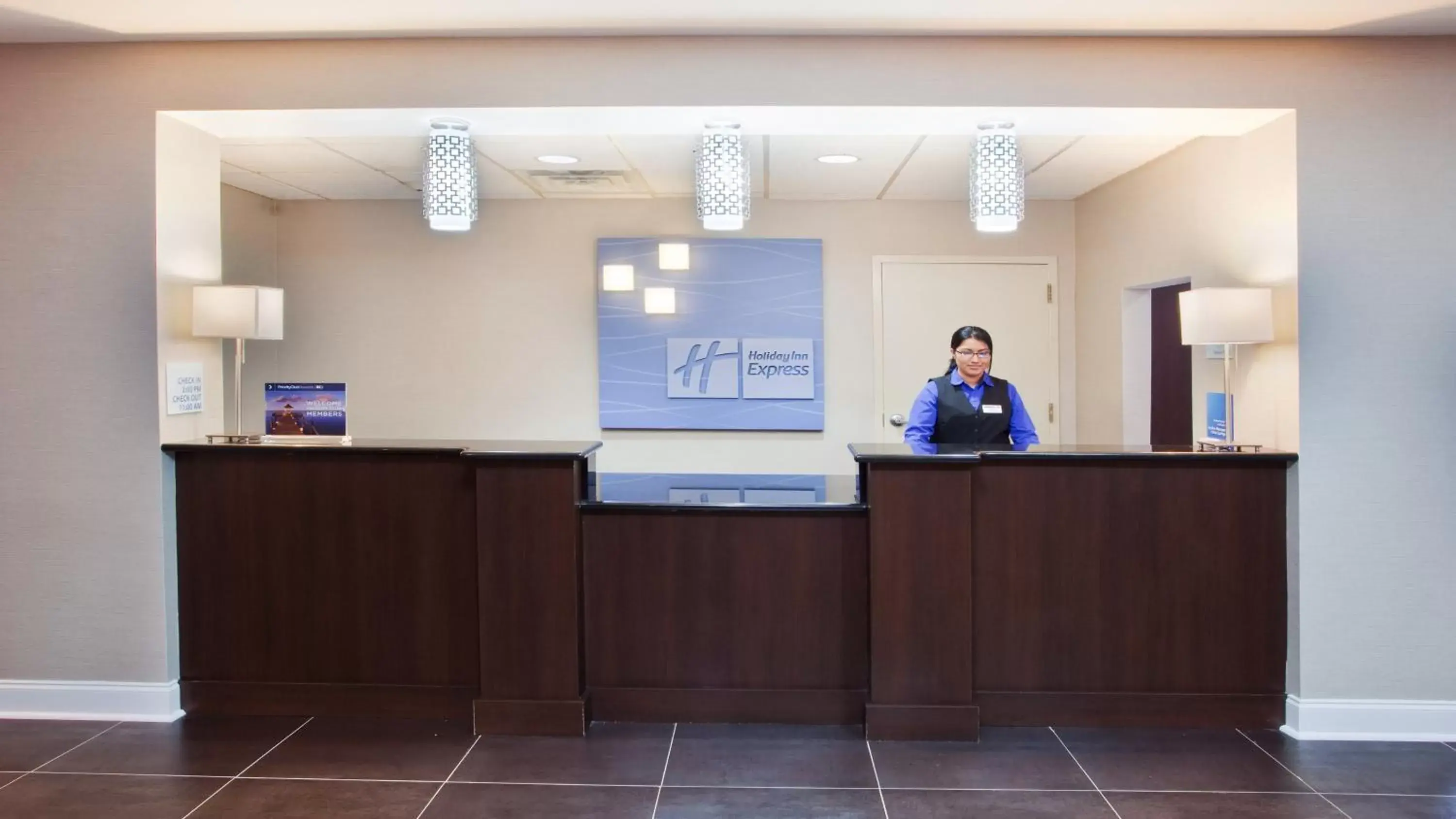 Property building, Lobby/Reception in Holiday Inn Express Atlanta West - Theme Park Area, an IHG Hotel